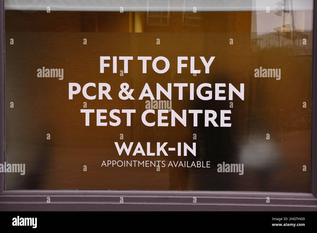 Londra (UK), 22.01.2022: Vista su strada di un centro di test per PCR e antigeni covidi. Foto Stock