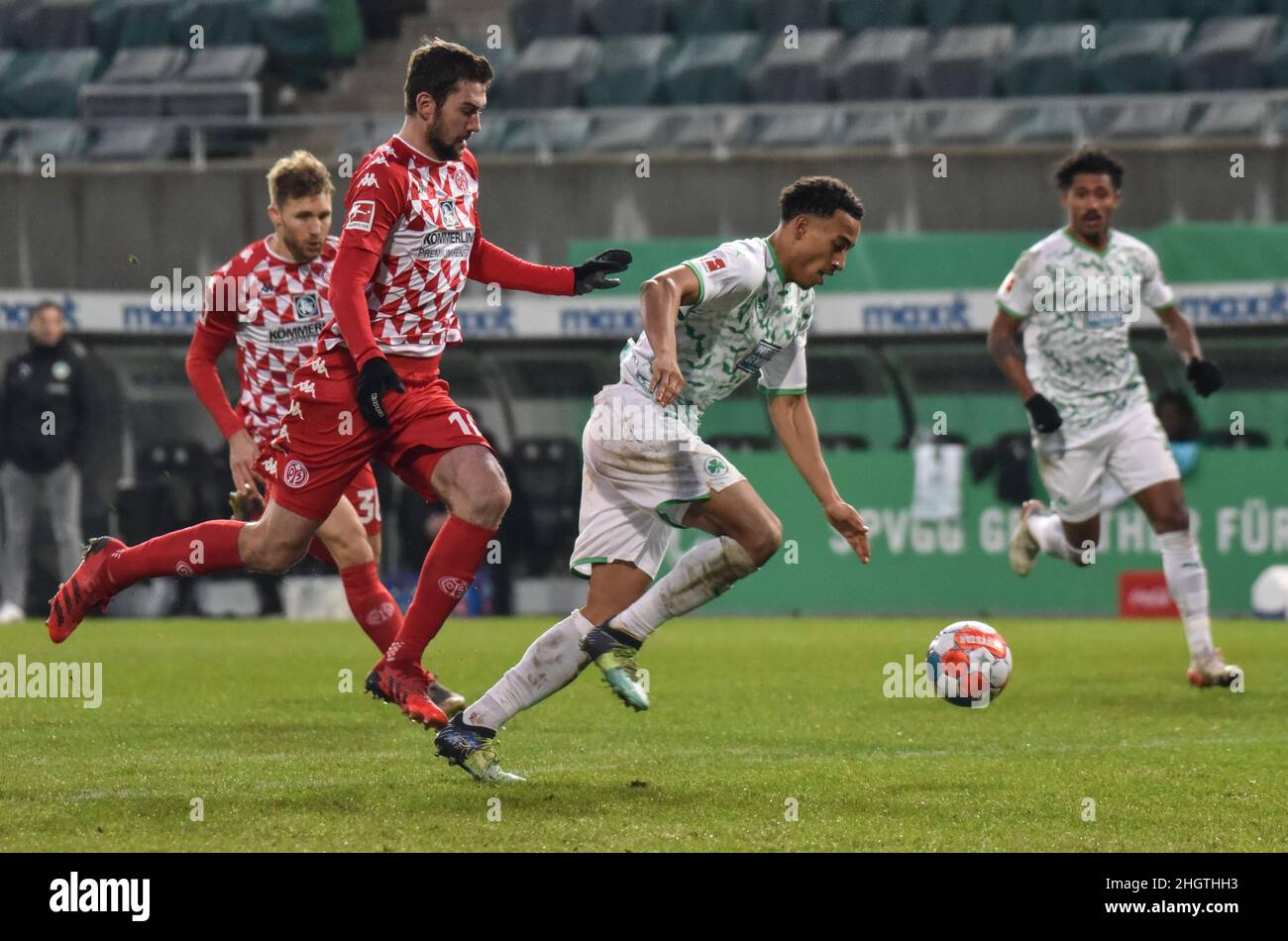 Germania ,Fuerth, Sportpark Ronhof Thomas Sommer - 22 Jan 2022 - Fussball, 1.Bundesliga - SpVgg Greuther Fuerth vs FSV Mainz 05 immagine: (FLTR) Stefan Bell (Mainz, 16) deferendo Jamie Leweling (SpVgg Greuther Fürth,40) come egli si avvicina al traguardo. Le normative DFL vietano l'uso di fotografie come sequenze di immagini e/o quasi-video Foto Stock