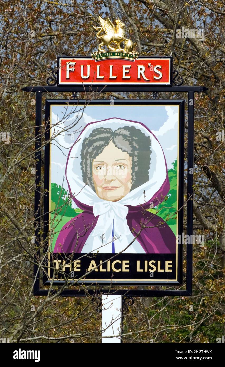 Tradizionale cartello da pub appeso al Fuller's The Alice Lisle Public House, Rockford Green, Rockford, Ringwood, New Forest, Hampshire, Inghilterra, Regno Unito Foto Stock