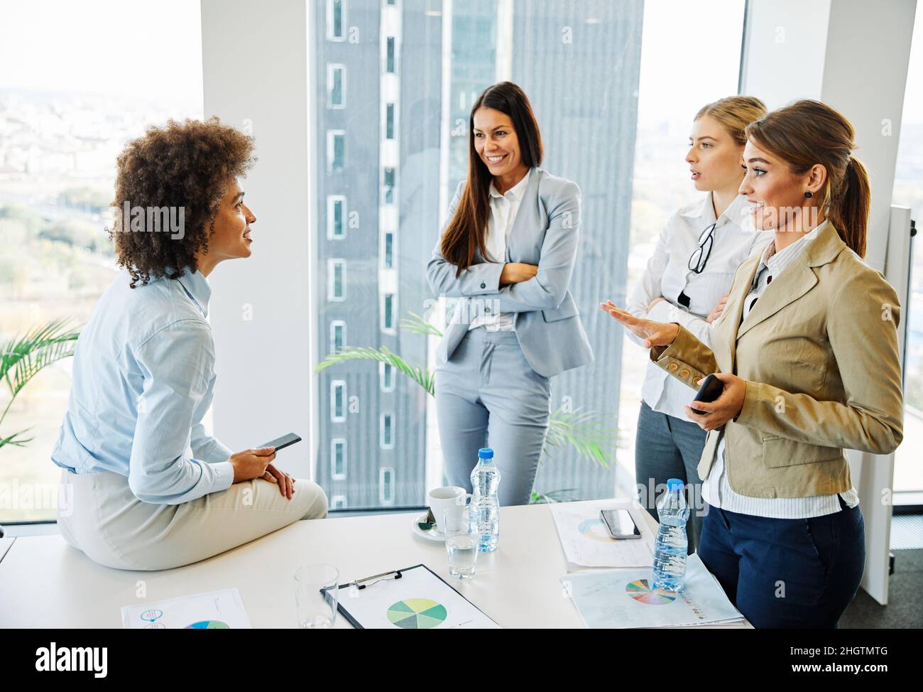 giovane ragazza businesswoman ufficio collega aziendale Foto Stock