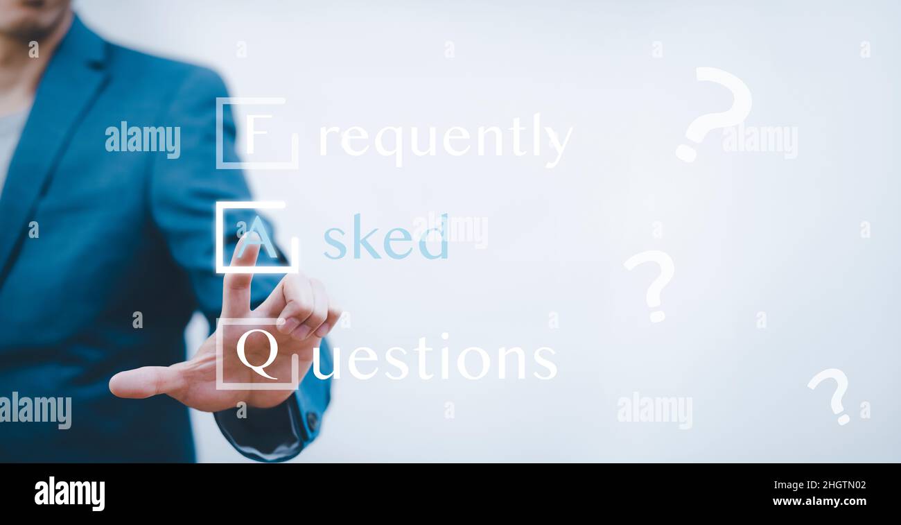 Businessman cliccando FAQ o Frequently Asked Questions sulla barra degli strumenti di ricerca, FAQ segno connessione icona comunicazione web, concetto per sito servizi Foto Stock