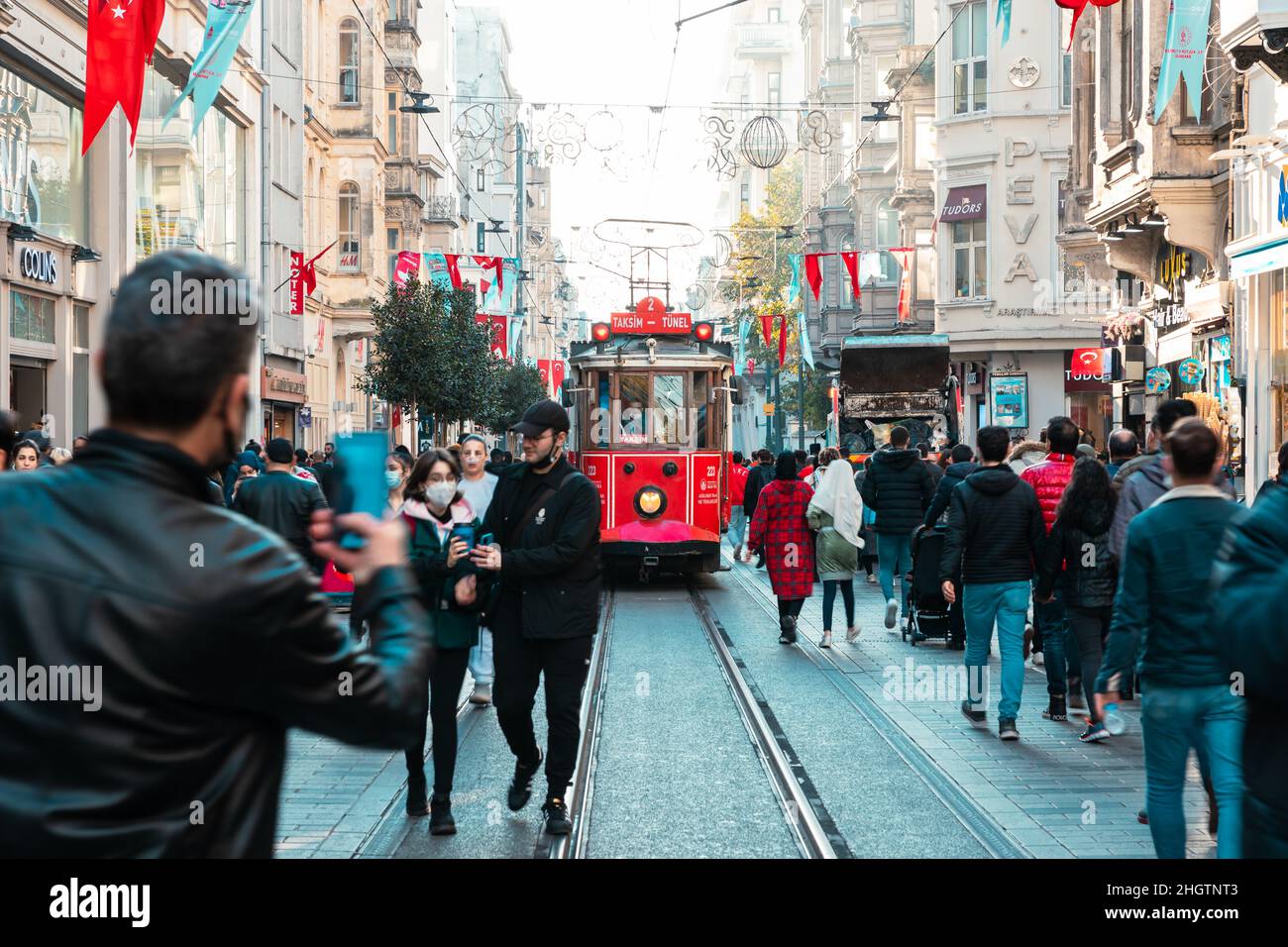 Viale Istiklal. Turista che scatta una foto del tram nostalgico in via Istiklal. Foto di sfondo di Istanbul. Viaggio in Turchia. Istanbul Turchia - 11.13.202 Foto Stock