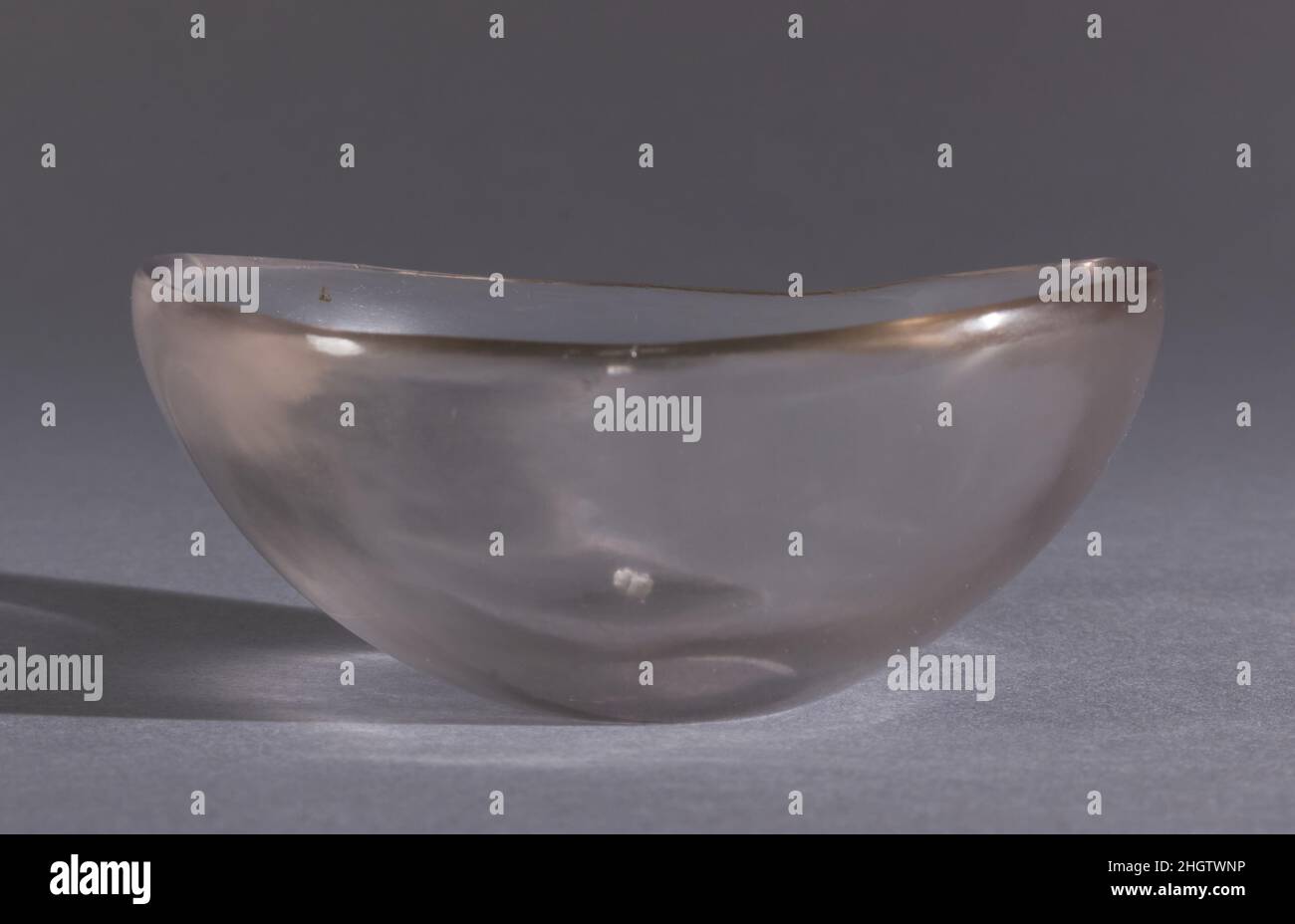 Rock Crystal Bowl 3rd–5th secolo romano o bizantino cinque opere di cristallo di roccia trovati in una cisterna di Cartagine (ora in Tunisia, Nord Africa) dimostrano la qualità delle arti di quella grande città come il mondo romano divenne bizantino. Il naturalista romano Plinio, descrivendo la sua bellezza, credeva che il cristallo provenga dalla neve. Si è pensato di proteggere contro disturbi renali e altre malattie. Rock Crystal Bowl. Romana o bizantina. 3rd–5th secolo. Cristallo di roccia. Lavoro lapidario-Cristallo Foto Stock