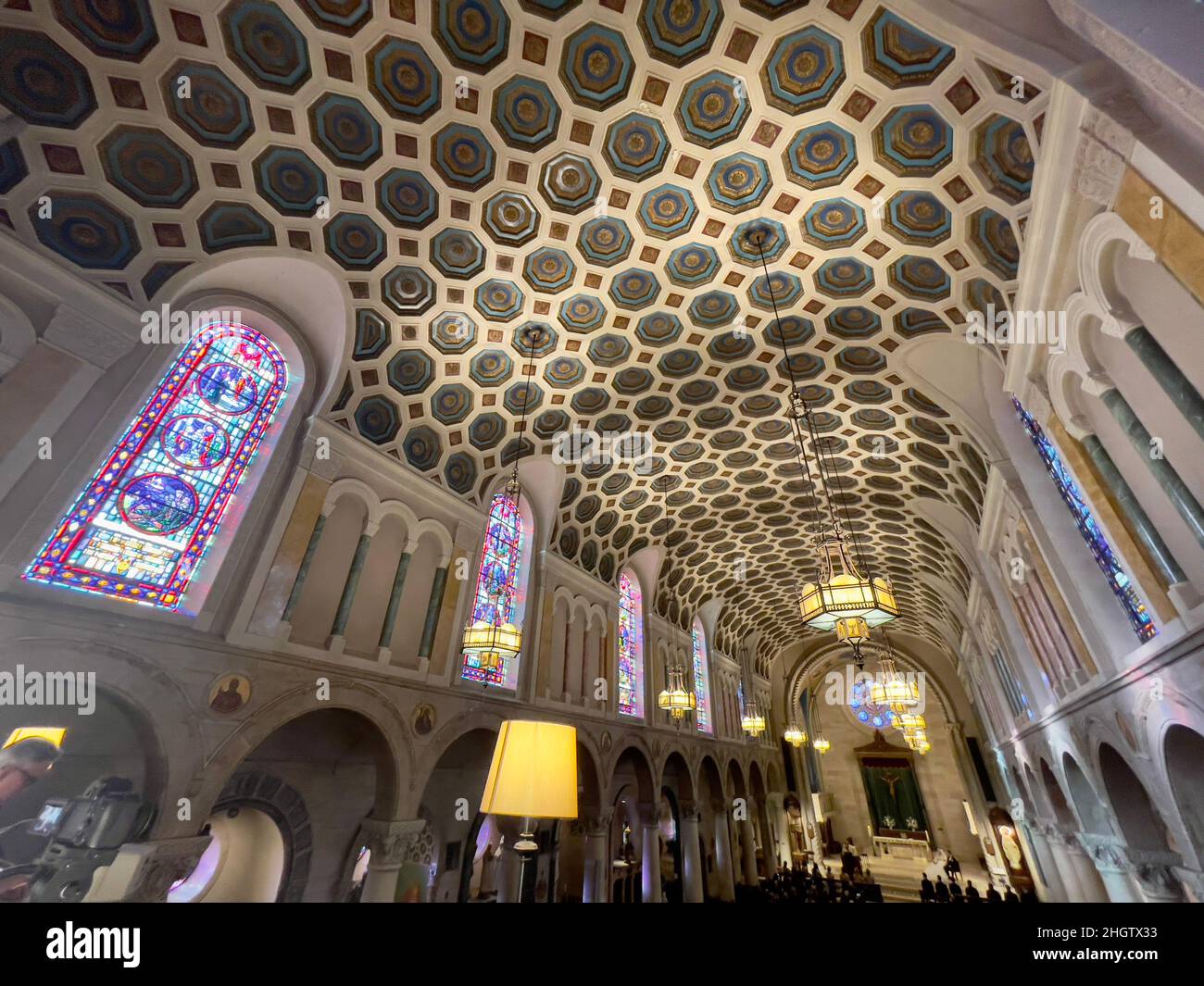 Cattedrale cattolica soffitto ornato con vetrate colorate Foto Stock