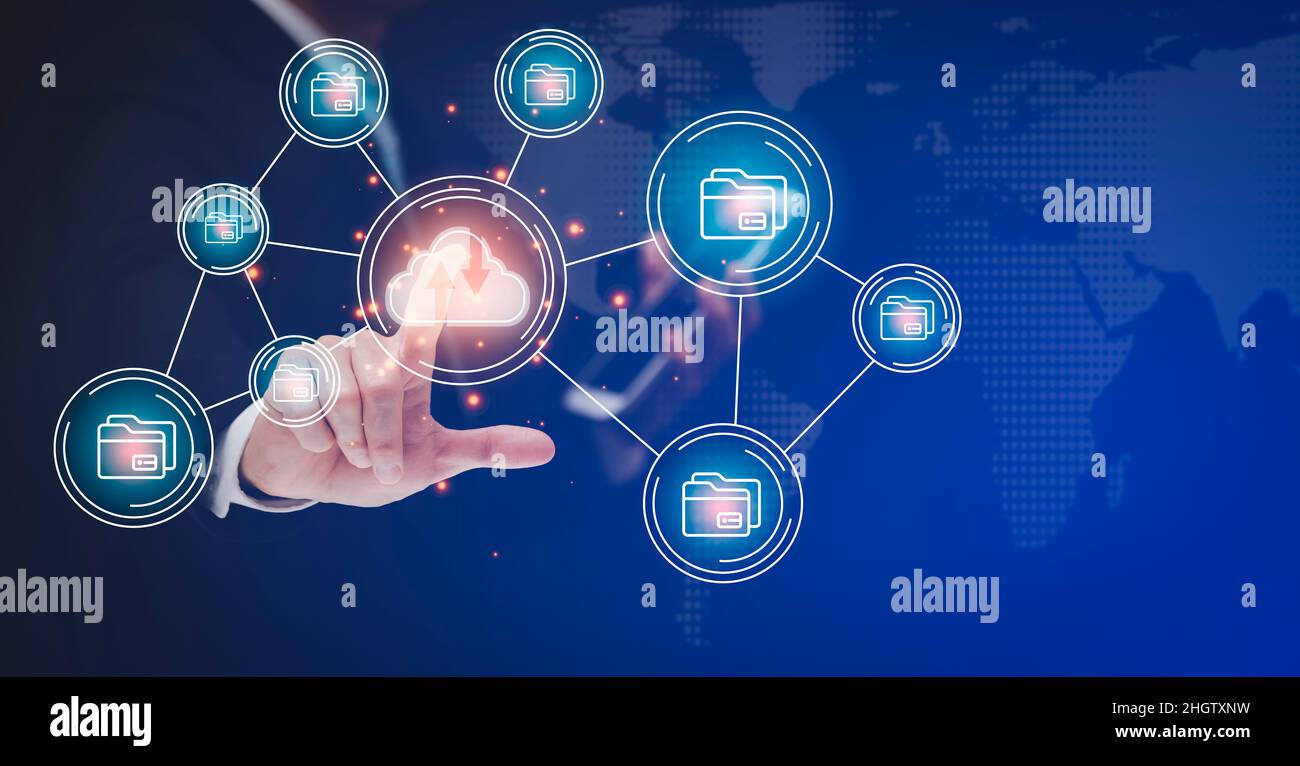 Uomo d'affari che tocca un concetto di cloud networking e touch screen con linea di connessione a mano su sfondo nero, il cloud computing è un sistema per shar Foto Stock