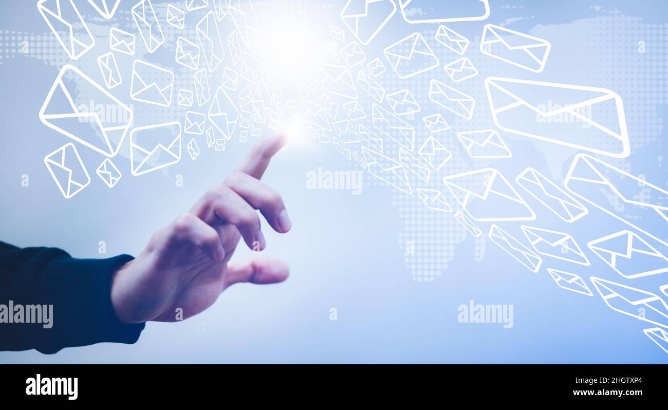 e-mail e concetto di marketing. Doppia esposizione businessman toccare e-mail premere per l'invio di e-mail dal computer portatile, concetto di invio ema Foto Stock