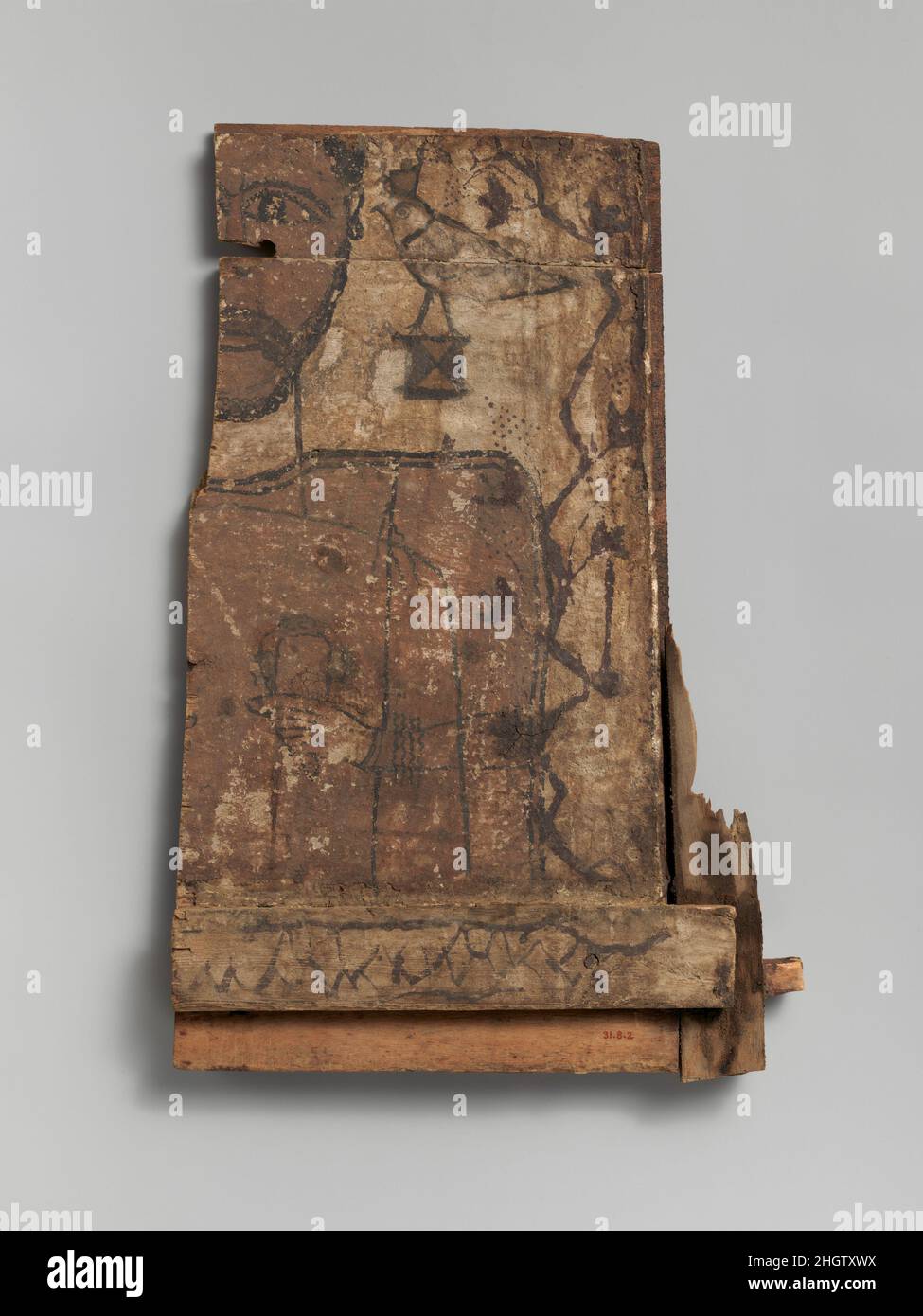 Frammento di un copto di Stela 4th secolo nella sua mano sinistra, l'uomo tiene un antico strumento musicale egiziano chiamato un sistrum. Al suo fianco c'è una vite e sopra la spalla c'è un piccolo falco che si erge su un altare. La pittura è fatta in due tonalità di viola (forse più scuro originariamente nero) su uno sfondo di gesso bianco.questo pezzo potrebbe essere un pannello riutilizzato da una bara romano-egiziana. I motivi del pannello, il falco e il sistrum, furono usati nell'antica religione egiziana. Il pannello è stato segato verso il centro prima di essere messo in camera di sepoltura, e il lato sinistro non è mai stato recuperato. Il riutilizzo Foto Stock