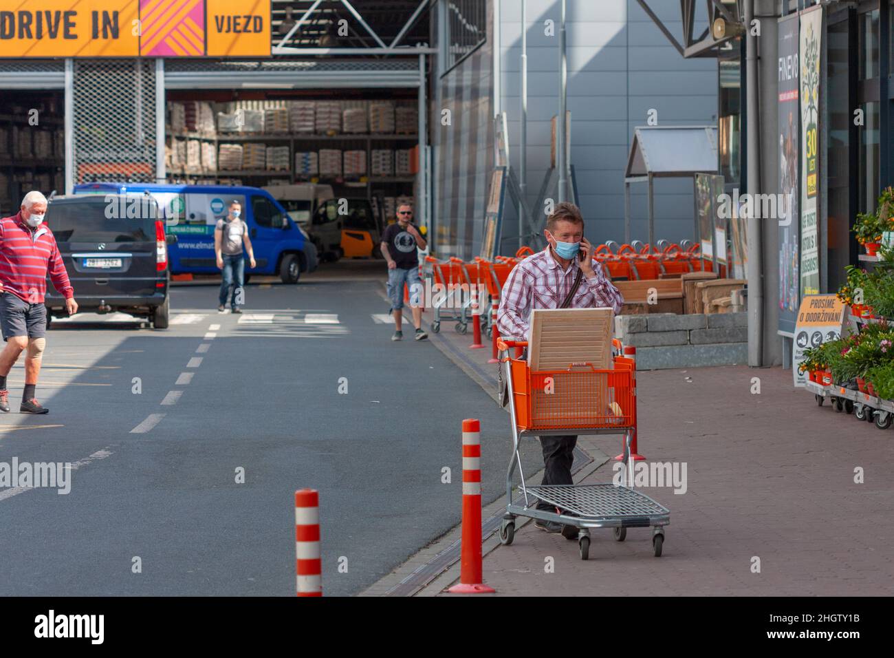 BRNO, REPUBBLICA CECA - MAGGIO 22,2020: DIY mercato del miglioramento Casa Hornbach, la gente può acquistare dopo il blocco causato Pandemia di Covid-19. Foto Stock