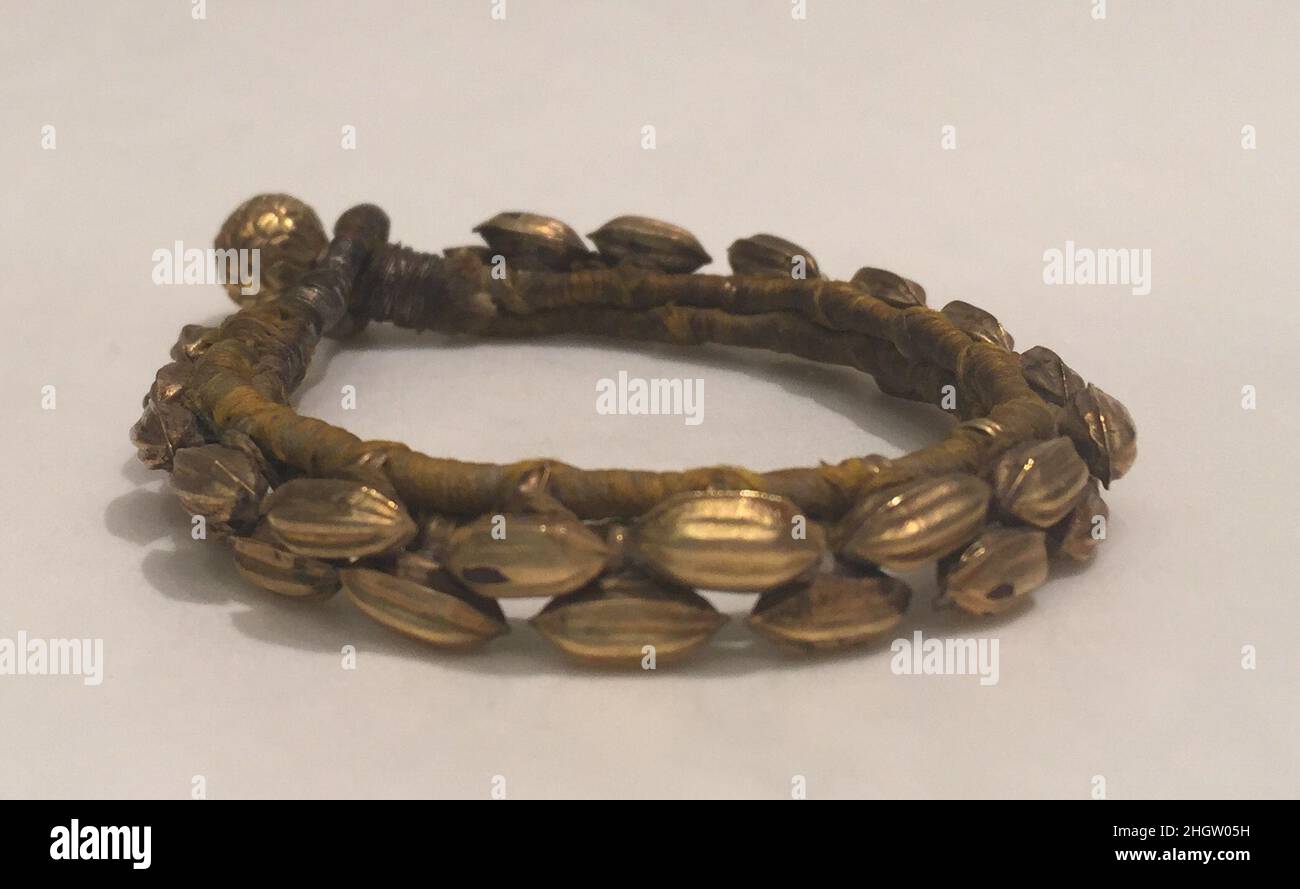 Braccialetto con perline a forma di seme (Pahunchi), uno di un paio 18th–19th secolo questo bracciale, noto come pahunchi, è decorato all'esterno con semi ricoperti d'oro posizionati come ornamenti. Questi piccoli generatori di vita possono essere interpretati come simboli di riproduzione e fertilità. Insieme ad altri componenti di pianta come fiori, foglie, e viti, tali forme sono spesso trovati ornando gioielli indiani.. Braccialetto con perline a forma di seme (Pahunchi), uno di un paio 446734 Foto Stock