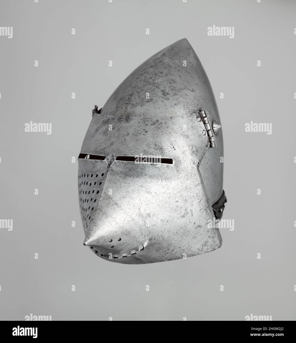 Bascinet visorata ca. 1375–1400 Europa occidentale il bascinetto vivorizzato serviva come casco standard indossato in tutta Europa dal 1300 al 1420 circa. Le borchie forate lungo il bordo tenevano l'aventail (una difesa della posta che copriva la faccia inferiore, il collo e le spalle). Bascinetto Visored. Europa occidentale. CA. 1375–1400. Acciaio, pelle. Caschi Foto Stock Bascinet visorata ca. 1375–1400 Europa occidentale il bascinetto vivorizzato serviva come casco standard indossato in tutta Europa dal 1300 al 1420 circa. Le borchie forate lungo il bordo tenevano l'aventail (una difesa della posta che copriva la faccia inferiore, il collo e le spalle). Bascinetto Visored. Europa occidentale. CA. 1375–1400. Acciaio, pelle. Caschi Foto Stock