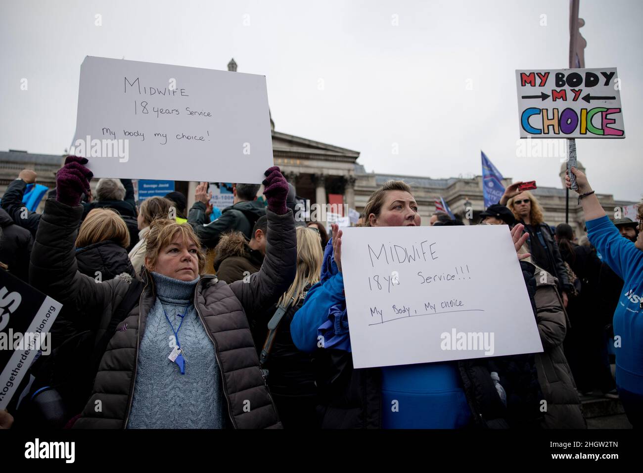 Le ostetriche sono viste tenere cartelli durante la dimostrazione.migliaia di persone marciarono per strada nel centro di Londra per protestare contro la vaccinazione obbligatoria COVID a tutto il personale NHS entro il 1st aprile 2022. Il bando di azione nazionale è stato organizzato da NHS100K che ha stimato che oltre 100.000 membri del personale sanitario e sociale perderebbero il loro lavoro oltre i mandati. Essi hanno chiesto un dialogo aperto con Sajid Javid, l'attuale Segretario di Stato per la Salute e l'assistenza sociale del governo britannico, per quanto riguarda le questioni relative all'obbligo di vaccinazione COVID per il personale NHS. Foto Stock