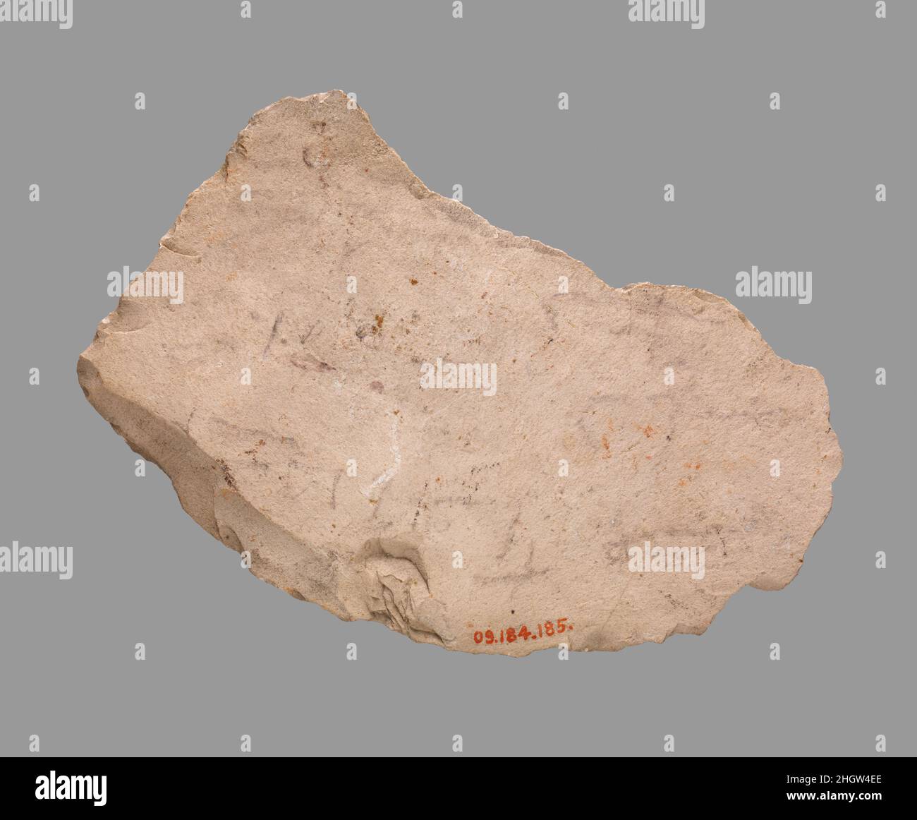 Ostracon hieratico ca. 1186–1070 a.C. nuovo regno, Ramesside Ostraca (plurale per ostracon) sono potherds usati come superfici su cui scrivere o disegnare. Il termine è usato, per estensione, per riferirsi a trucioli di calcare, che sono stati impiegati per scopi simili. Nonostante le loro umili apparenze, straca porta una vasta gamma di immagini e testi, tra cui documenti amministrativi, testi letterari, e raffigurazioni di figure reali e divine. I testi sono stati scritti principalmente con penna a canna e inchiostro di due colori, rosso e nero, e inscritti in hieratic, la scrittura cursiva dell'antico Egitto in tutta la maggior parte del suo p Foto Stock