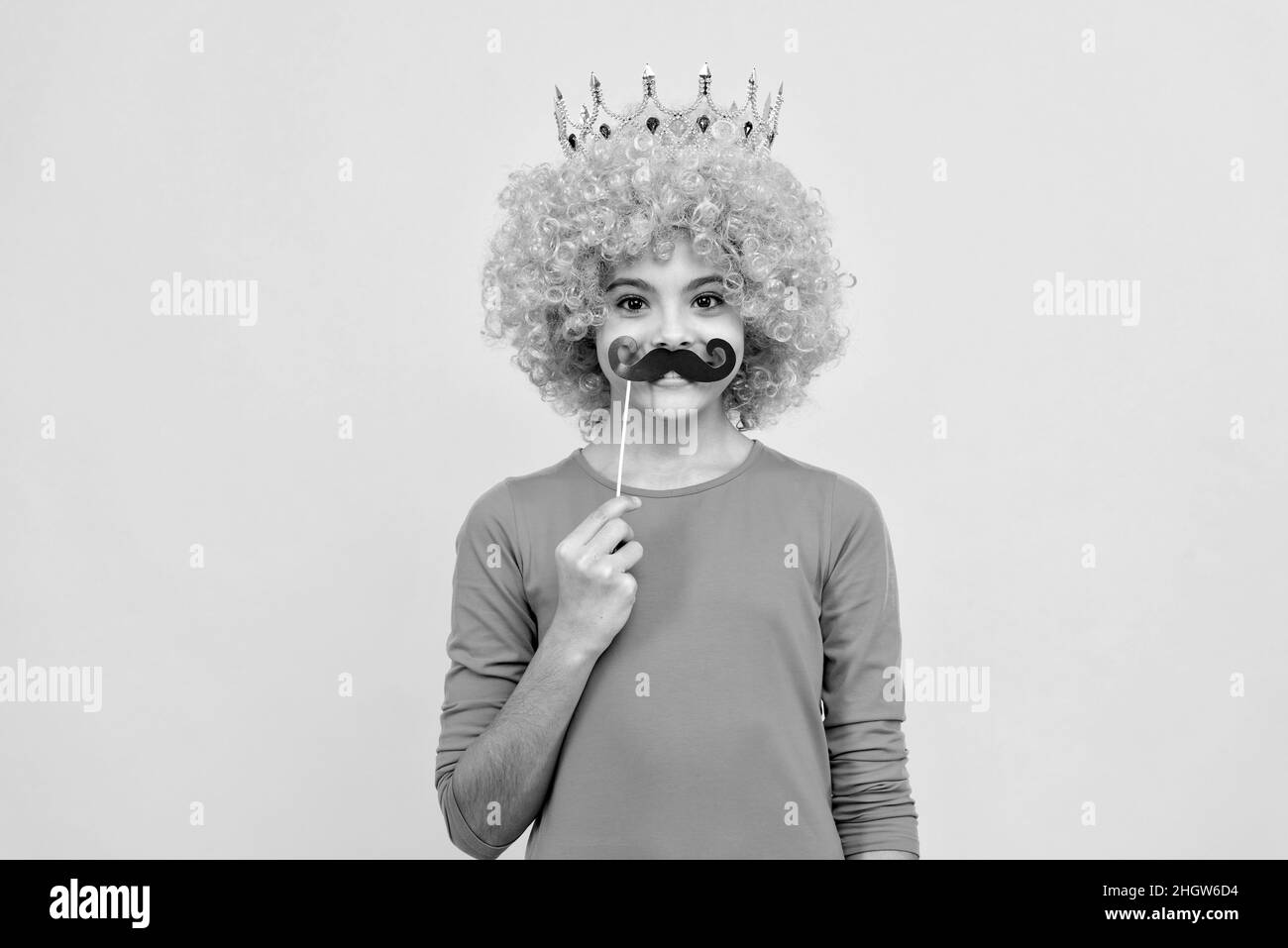 accessori per le feste. immagina se stessa principessa. bambino divertente con baffi da festa. Foto Stock