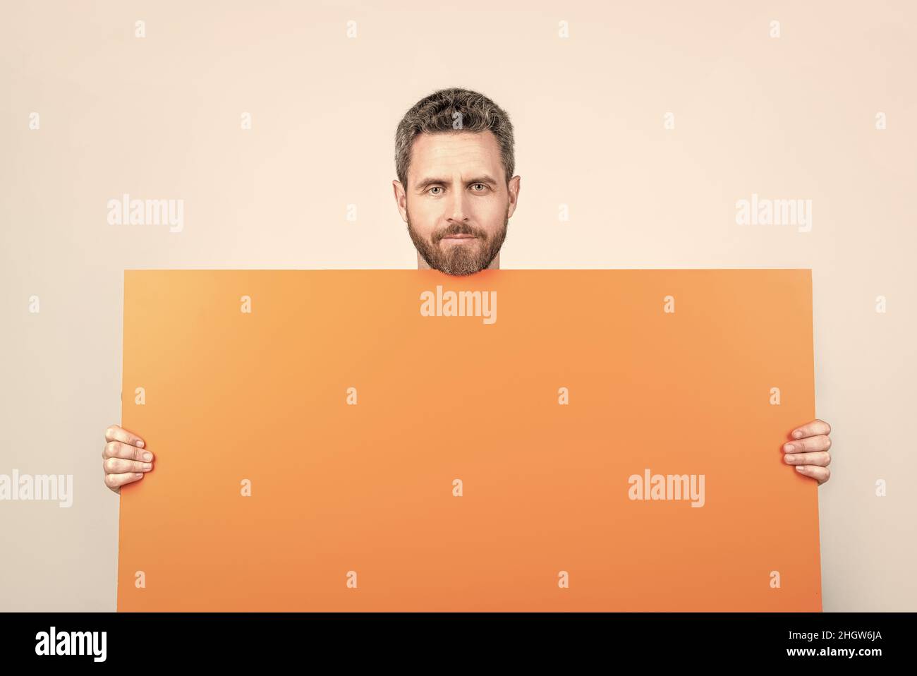 posto per la promozione e la creatività. per il vostro disegno di vendita. uomo allegro bearded Foto Stock