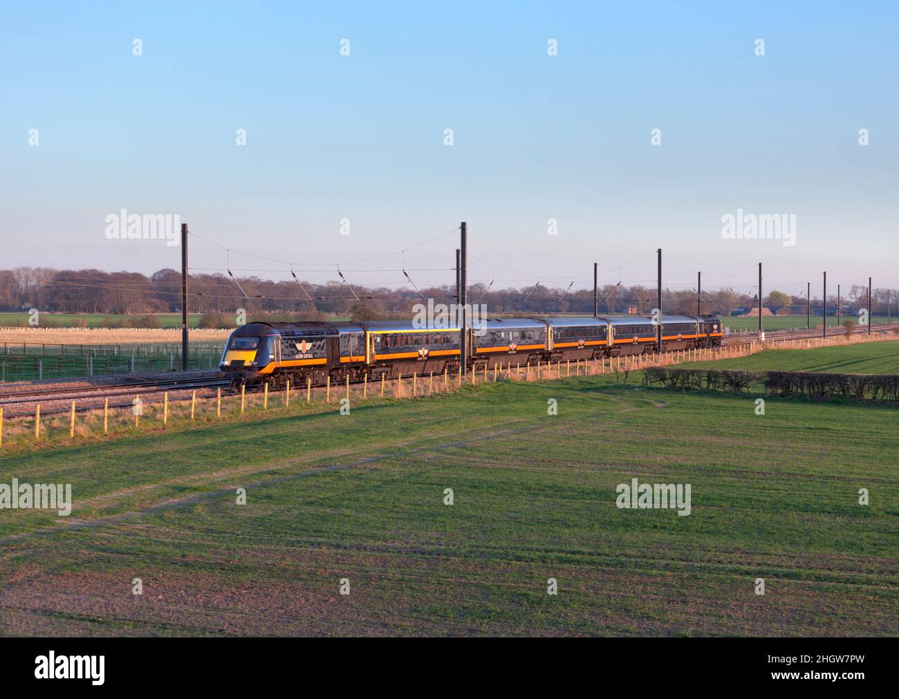 Treno ad alta velocità arriva Grand Central ( Intercity 125 ) passando per Newsham sulla linea principale della costa orientale con le auto elettriche 43468 + 43484 Foto Stock