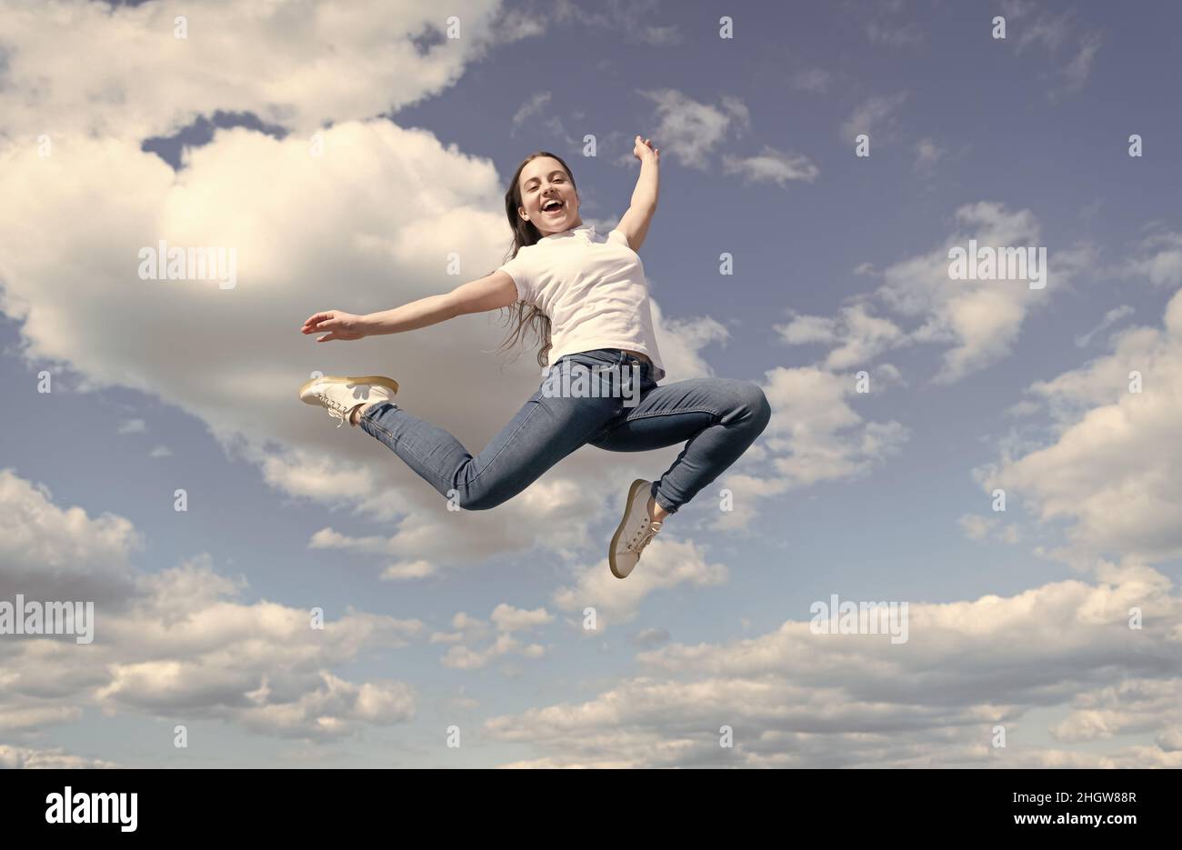 Giovane e gratuito. Futuro dello sport. Attività all'aperto. Bambino sano che salta all'aperto. Bambino pieno di energia Foto Stock