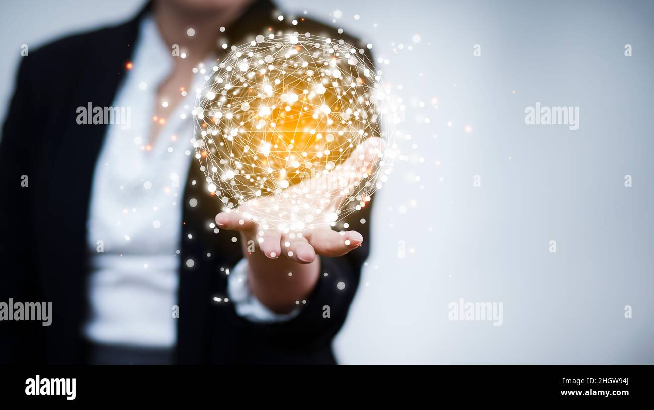Donna d'affari con comunicazione di rete e concetto di tecnologia, donna d'affari che tiene cerchio connessione di rete globale e scambio di dati in tutto il mondo, Foto Stock