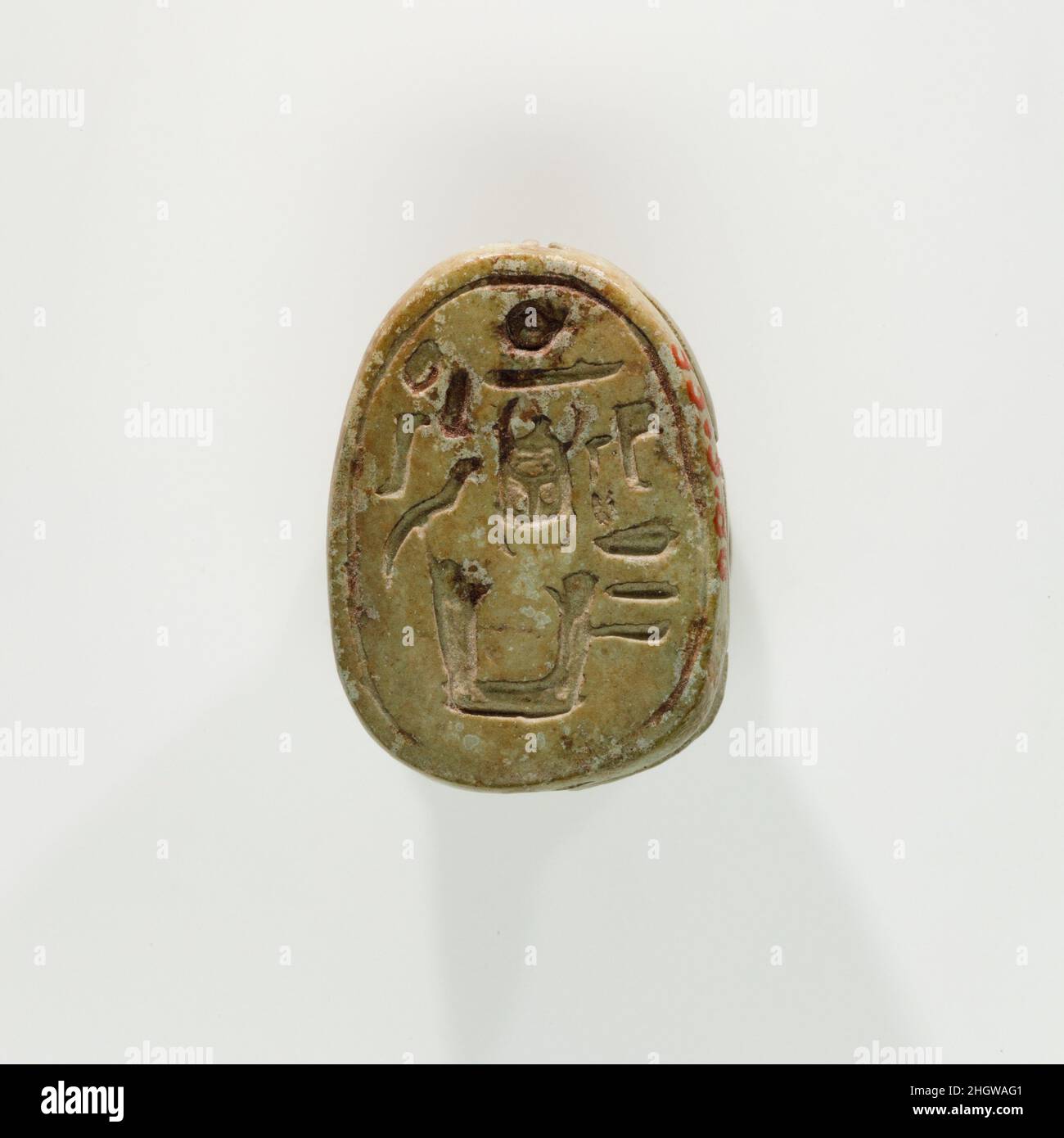 Scarab con il Trono Nome di Thutmose i ca. 1504–1447 a.C. nuovo Regno. Scarab con il Trono Nome di Thutmose I. ca. 1504–1447 A.C. Faience. Nuovo Regno. Dall'Egitto, dall'Alto Egitto, Tebe, Asasif, Tomba di Neferkhawet (MMA 729), camera occidentale A, sepoltura di Rennefer (II), all'interno del box 35,3.79, scavi MMA, 1934–35. Dynasty 18, presto Foto Stock