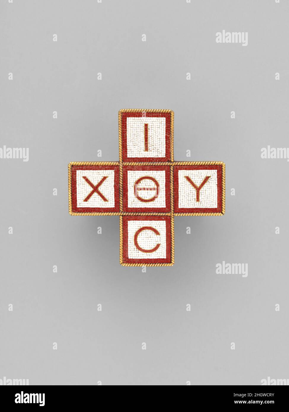 Spilla con lettere greche ca. 1860 ditta di Castellani questo oggetto e il gruppo a cui appartiene (vedi anche 2014.713.1–.10) riflettono il vivo interesse per gli stili storici nell'Europa del XIX secolo. Artisti e designer hanno cercato varie epoche artistiche per forme e motivi. C'era anche un interesse nella riproduzione di opere d'arte di epoche precedenti con precisione storica, un approccio che è particolarmente evidente nel gusto per i cosiddetti gioielli archeologici (gioielli basati su esempi scavati dall'antichità), che hanno raggiunto il suo zenith a metà del secolo.The gioielli fatto du Foto Stock