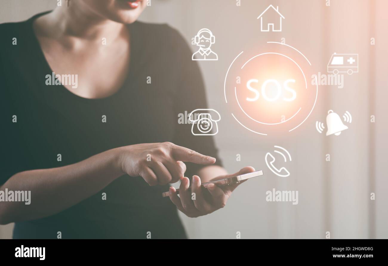 Donna che usa lo smartphone con l'app di emergenza a casa, chiama il telefono, icona del messaggio di chat, applicazione di emergenza dallo smartphone per anziani, tecnologia conce Foto Stock