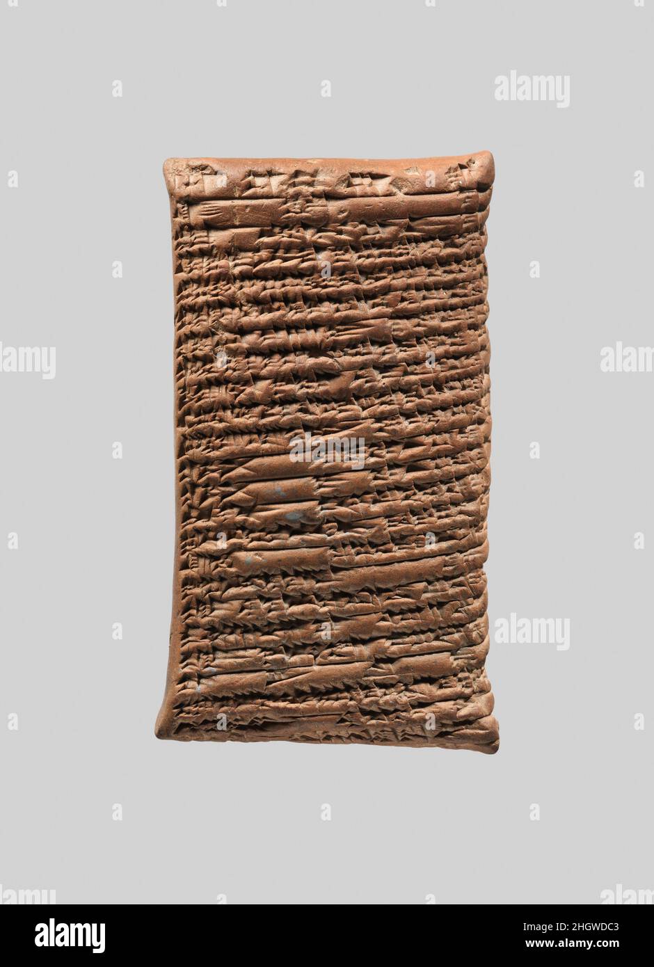 Tavoletta cuneiforme: Lettera privata ca. 1632 B.C. Babylonian abbastanza piccolo da essere portatile e durevole quando asciugato, le compresse di argilla hanno permesso la trasmissione delle informazioni attraverso il tempo e lo spazio. Anche se gli scritti e le lingue differenti potrebbero essere impressionati nella creta usando uno stilo della canna, questo metodo di scrittura è stato usato più spesso per generare i testi nello scritto di cuneiform e in lingua Akkadian. In questa lettera, Un uomo di nome Marduk-mushallim scrive al suo superiore per dare una relazione sull'attuazione dell'ordine da un re – probabilmente Ammisaduqa, un re di Babilonia. Scritto diversi decenni prima del collano Foto Stock