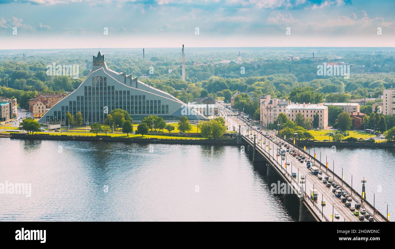 Riga, Lettonia. Akmens tilts - Stone Bridge Street nel giorno d'estate. Vista dall'alto, vista aerea del Palazzo della Biblioteca Nazionale, chiamato Castello di luce o Gaisma Foto Stock