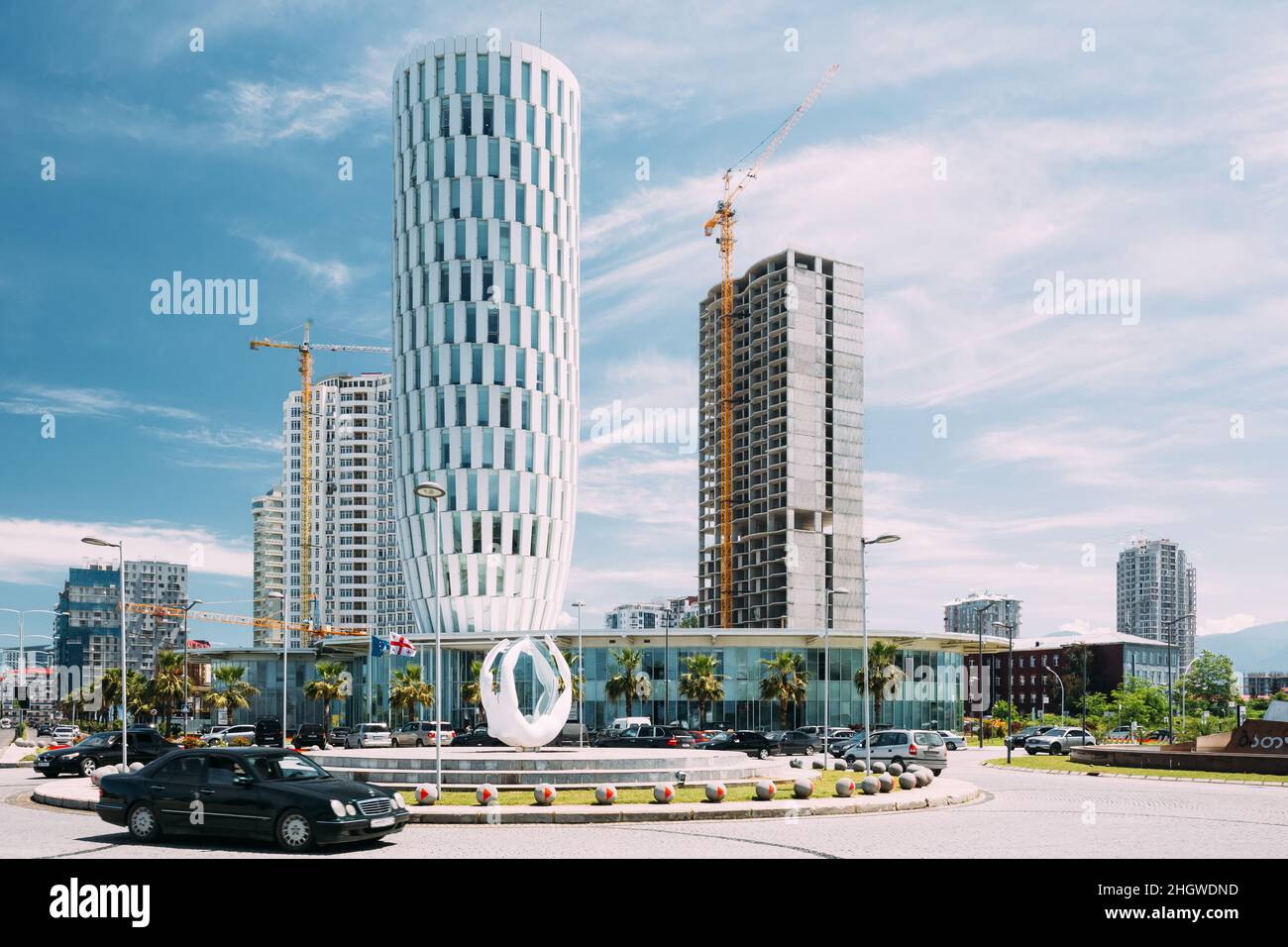 Sala di servizio pubblico a Batumi, Adjara, Georgia. Giornata estiva soleggiata con Blue Sky su strada. Moderna architettura urbana a Batumi Foto Stock