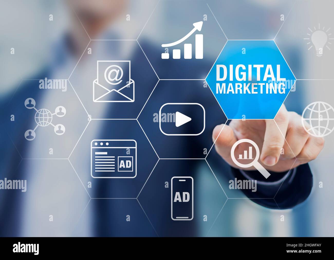 Specialista del marketing digitale che lavora alla pubblicità dei social media network, pubblicità online su sito internet, comunicazione mobile e newsletter via e-mail adv Foto Stock