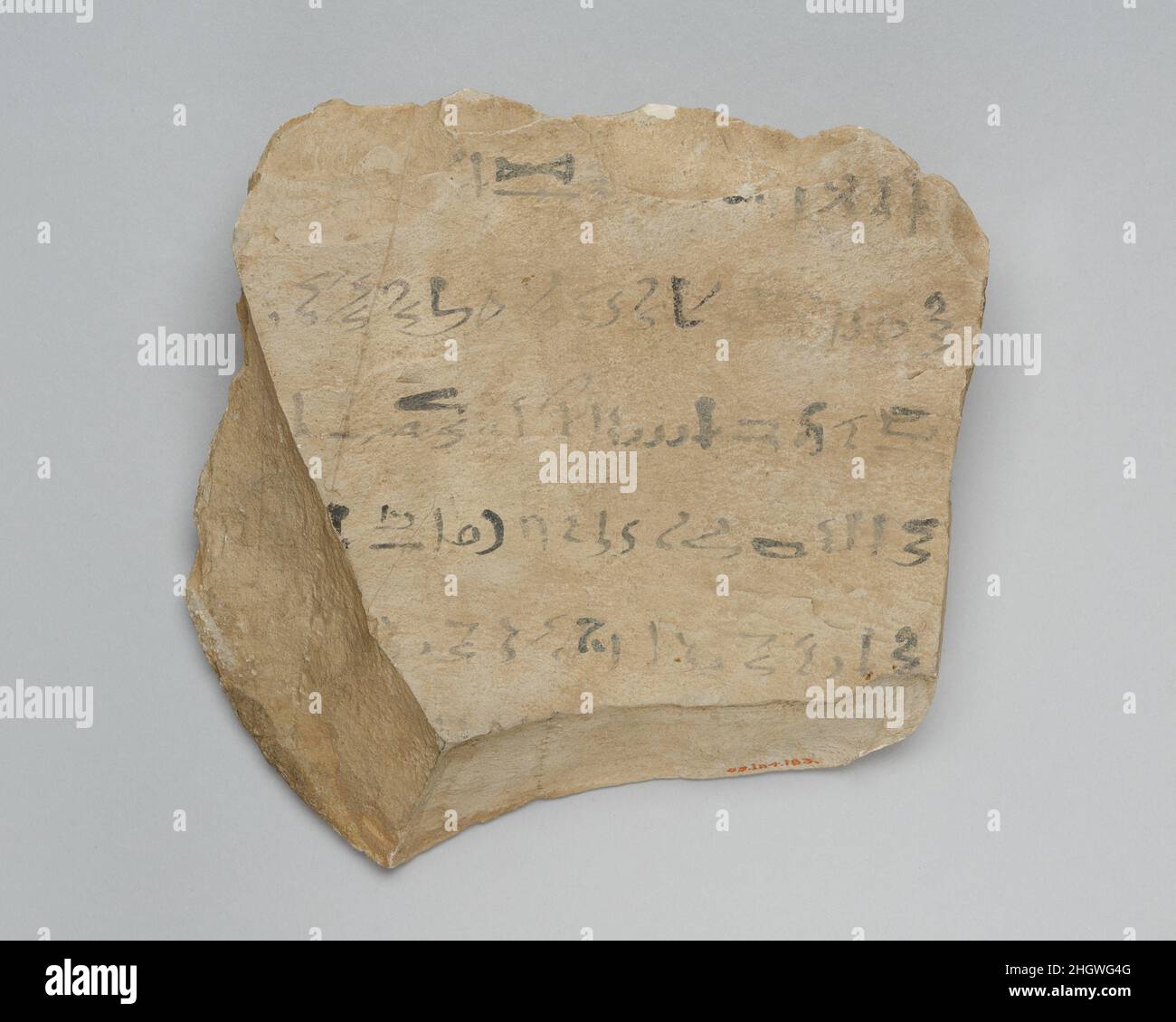 Ostracon geratico datato all'anno 21 di Ramesse II ca. 1258 a.C. nuovo regno, Ramesside Ostraca (plurale per ostracon) sono potherds usati come superfici su cui scrivere o disegnare. Il termine è usato, per estensione, per riferirsi a trucioli di calcare, che sono stati impiegati per scopi simili. Nonostante le loro umili apparenze, straca porta una vasta gamma di immagini e testi, tra cui documenti amministrativi, testi letterari, e raffigurazioni di figure reali e divine. I testi sono stati scritti principalmente con penna a canna e inchiostro di due colori, rosso e nero, e inscritti in hieratic, la scritta cursiva dell'antica Egy Foto Stock