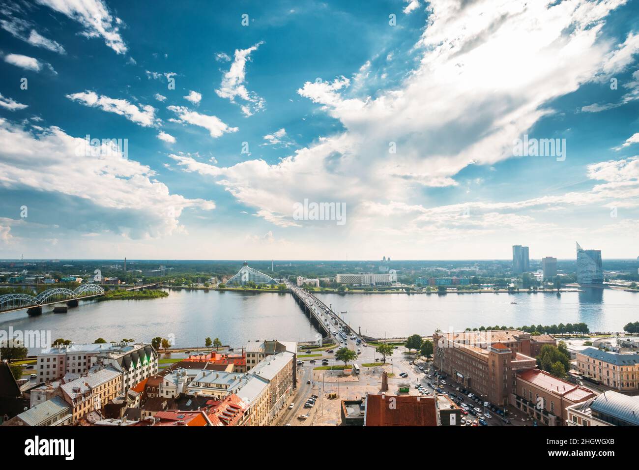 Riga, Lettonia. Akmens tilts - Stone Bridge Street nel giorno d'estate. Vista dall'alto, vista aerea del Palazzo della Biblioteca Nazionale, chiamato Castello di luce o Gaisma Foto Stock