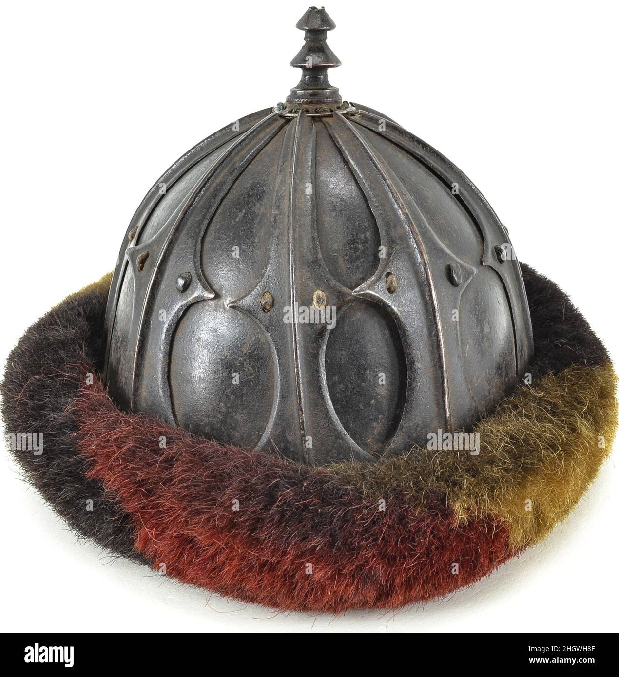 Casco a sedici placche tibetano del 15th–17th secolo il classico e più riconoscibile tipo di casco tibetano è costituito da otto placche sovrapposte unite da lacci in pelle. Questo casco è una forma molto più rarro composta da sedici piastre, di cui le piastre esterne hanno bordi cuspidi disegnati a punti ripidi. È molto simile ad un casco appartenente ad un'armatura tibetana nel British Museum, su deposito dalle collezioni reali, che è stato tra diversi articoli presentati al re Giorgio V dal tredicesimo Dalai lama nel 1912. Casco a sedici piastre. Tibetano. 15th–17th secolo. Ferro da stiro, capelli (yak), pelle. Caschi Foto Stock Casco a sedici placche tibetano del 15th–17th secolo il classico e più riconoscibile tipo di casco tibetano è costituito da otto placche sovrapposte unite da lacci in pelle. Questo casco è una forma molto più rarro composta da sedici piastre, di cui le piastre esterne hanno bordi cuspidi disegnati a punti ripidi. È molto simile ad un casco appartenente ad un'armatura tibetana nel British Museum, su deposito dalle collezioni reali, che è stato tra diversi articoli presentati al re Giorgio V dal tredicesimo Dalai lama nel 1912. Casco a sedici piastre. Tibetano. 15th–17th secolo. Ferro da stiro, capelli (yak), pelle. Caschi Foto Stock