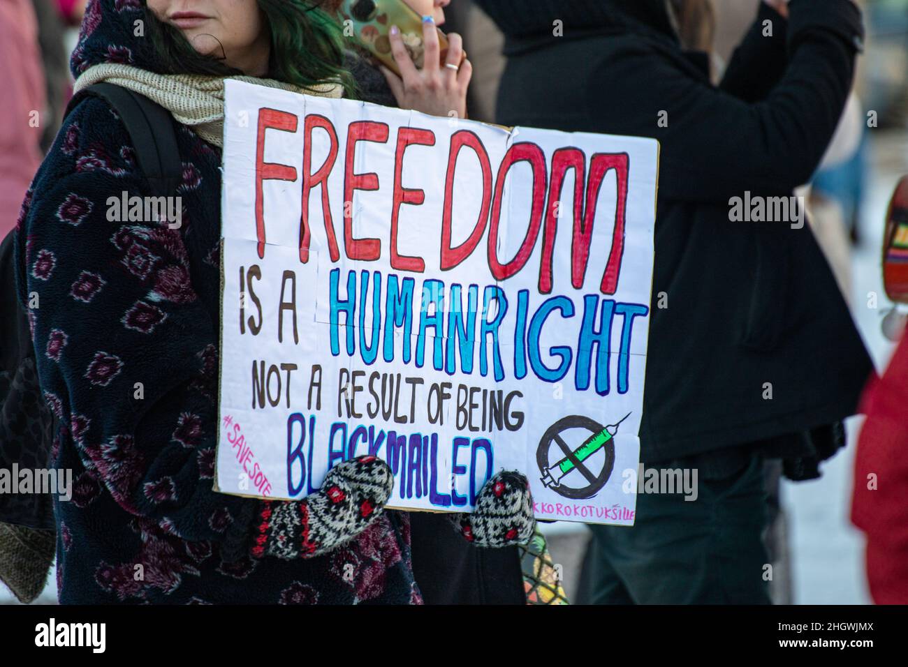 Segno di protesta anti-vaxxer per la dimostrazione contro le restrizioni del Covid-19 a Helsinki, Finlandia Foto Stock