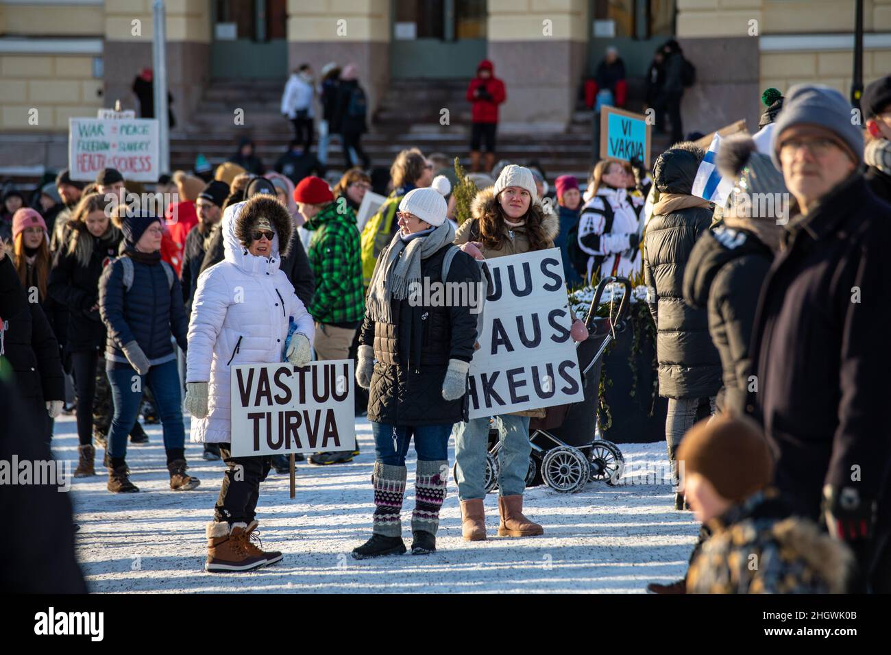 Manifestanti antivaccinenti con segni che si radunano nella Piazza del Senato a Helsinki, Finlandia Foto Stock