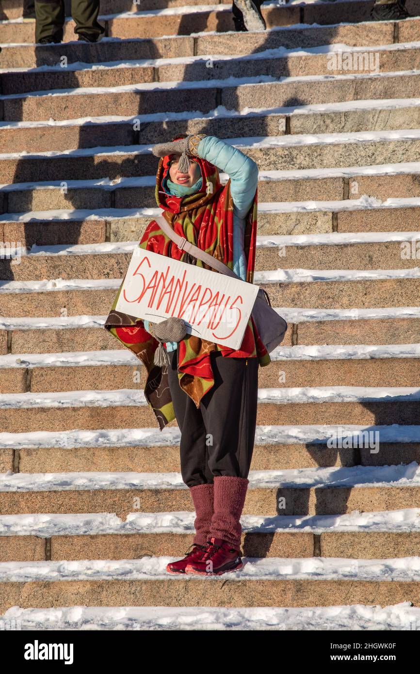 Donna con il cartello Sananvapaus in piedi sulla scalinata della Cattedrale di Helsinki in dimostrazione contro le restrizioni Corona a Helsinki, Finlandia Foto Stock