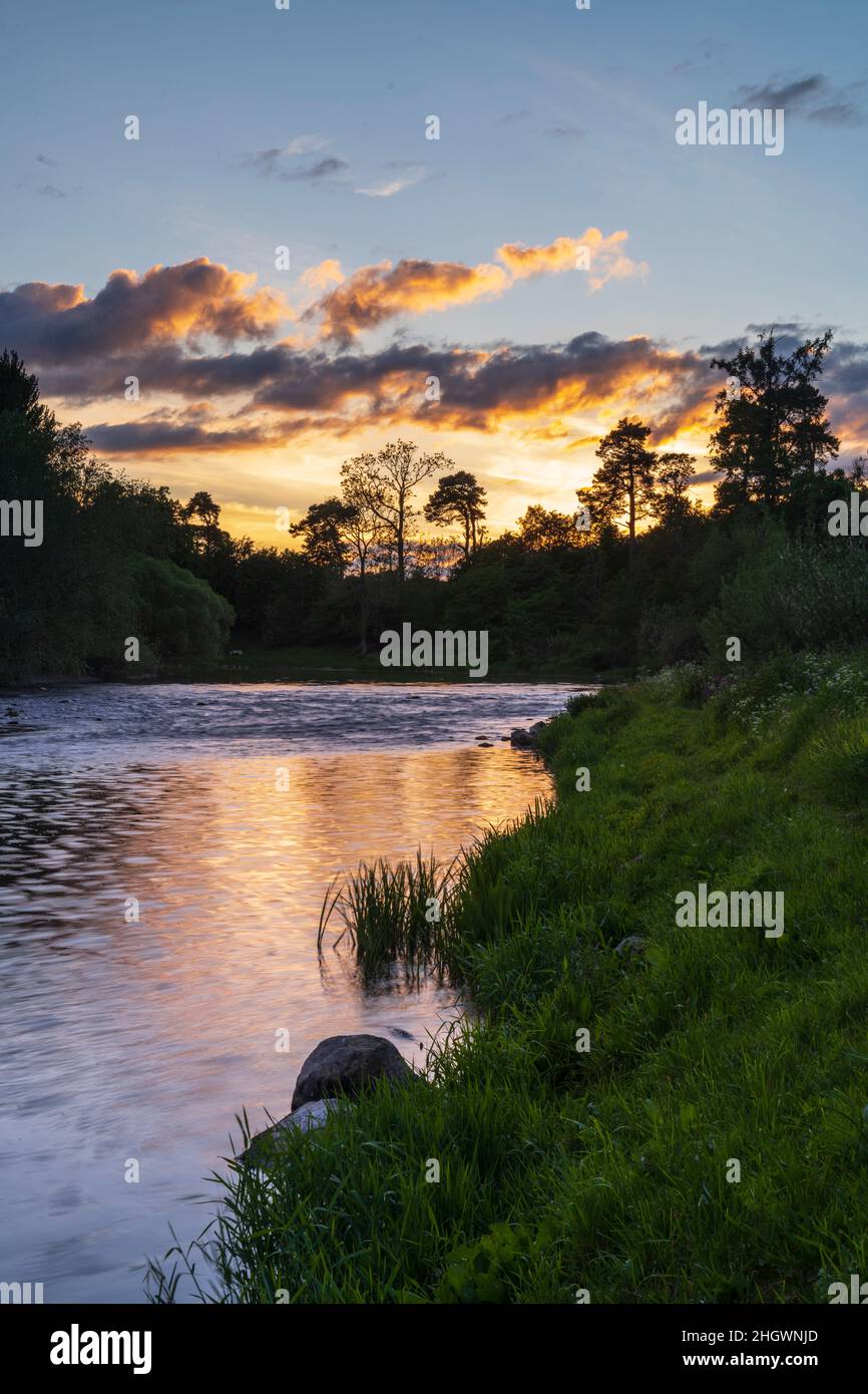 Il fiume Teviot vicino al castello di Roxurgh, verso il tramonto. Confini scozzesi. Foto Stock