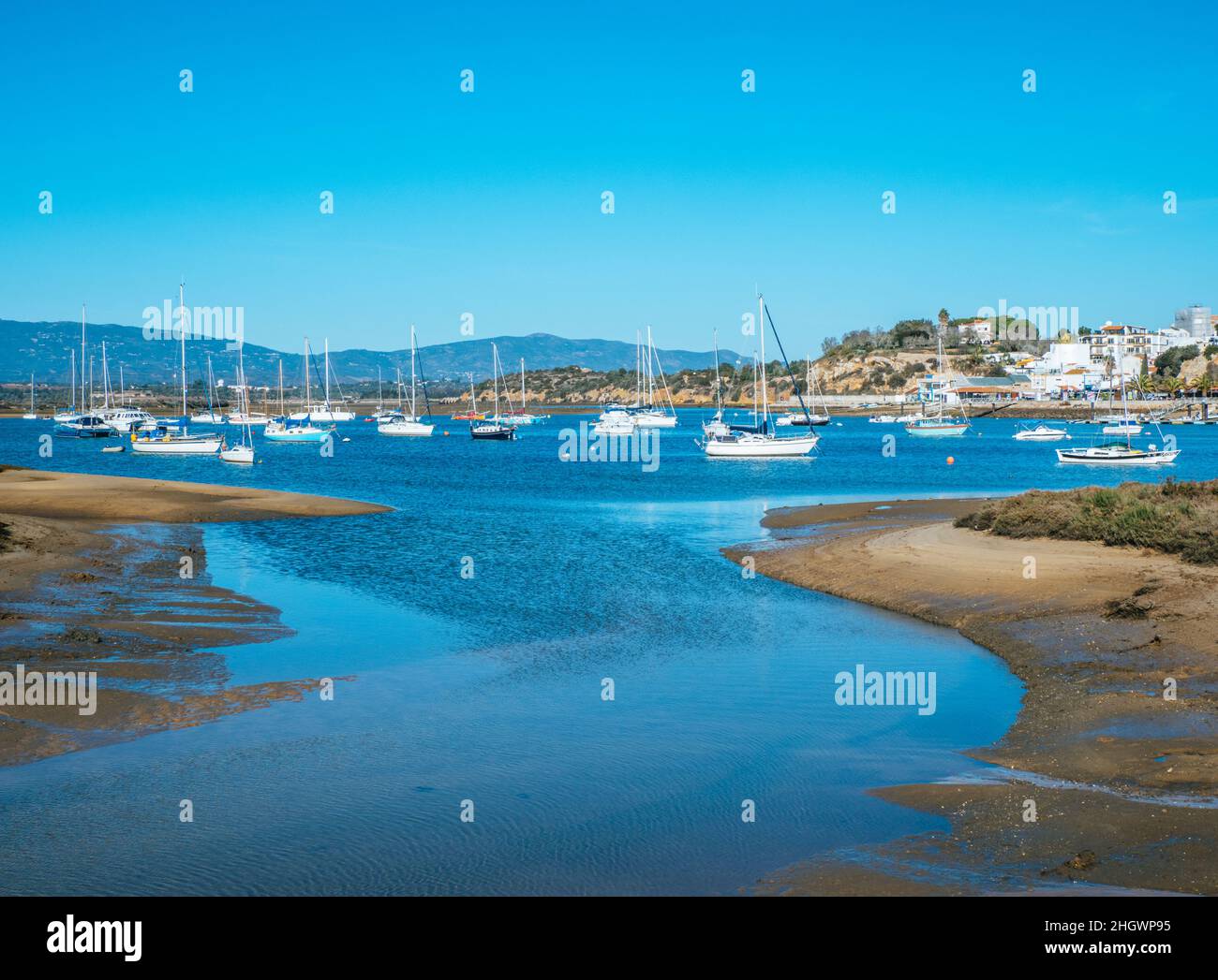 Barche da pesca e vela alla Laguna di Ria Formosa a Tavira, Portogallo Foto Stock