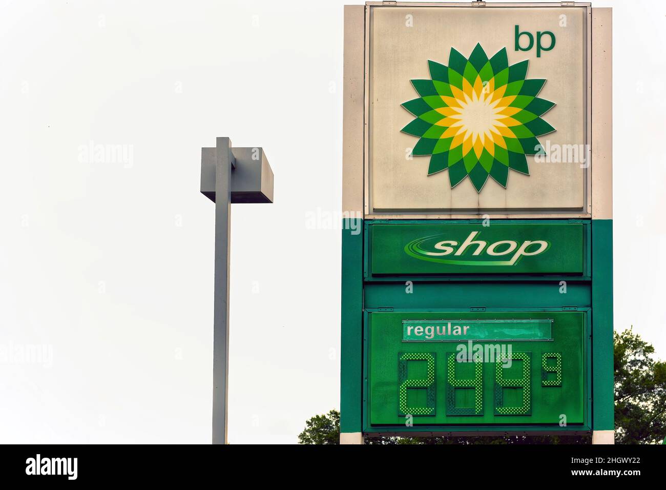 Memphis, TN, USA - 24 settembre 2019: Cartello BP presso la stazione di servizio. La British Petroleum Company è una grande società petrolifera e del gas operante in oltre 80 Foto Stock