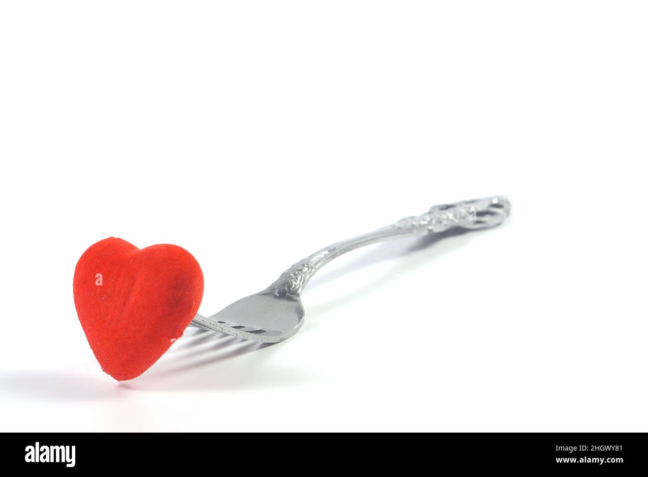 Immagine concettuale per i Love Food, colazione nuziale o cena di San Valentino, isolato su bianco. Spazio di copia. Messa a fuoco selettiva. Foto Stock