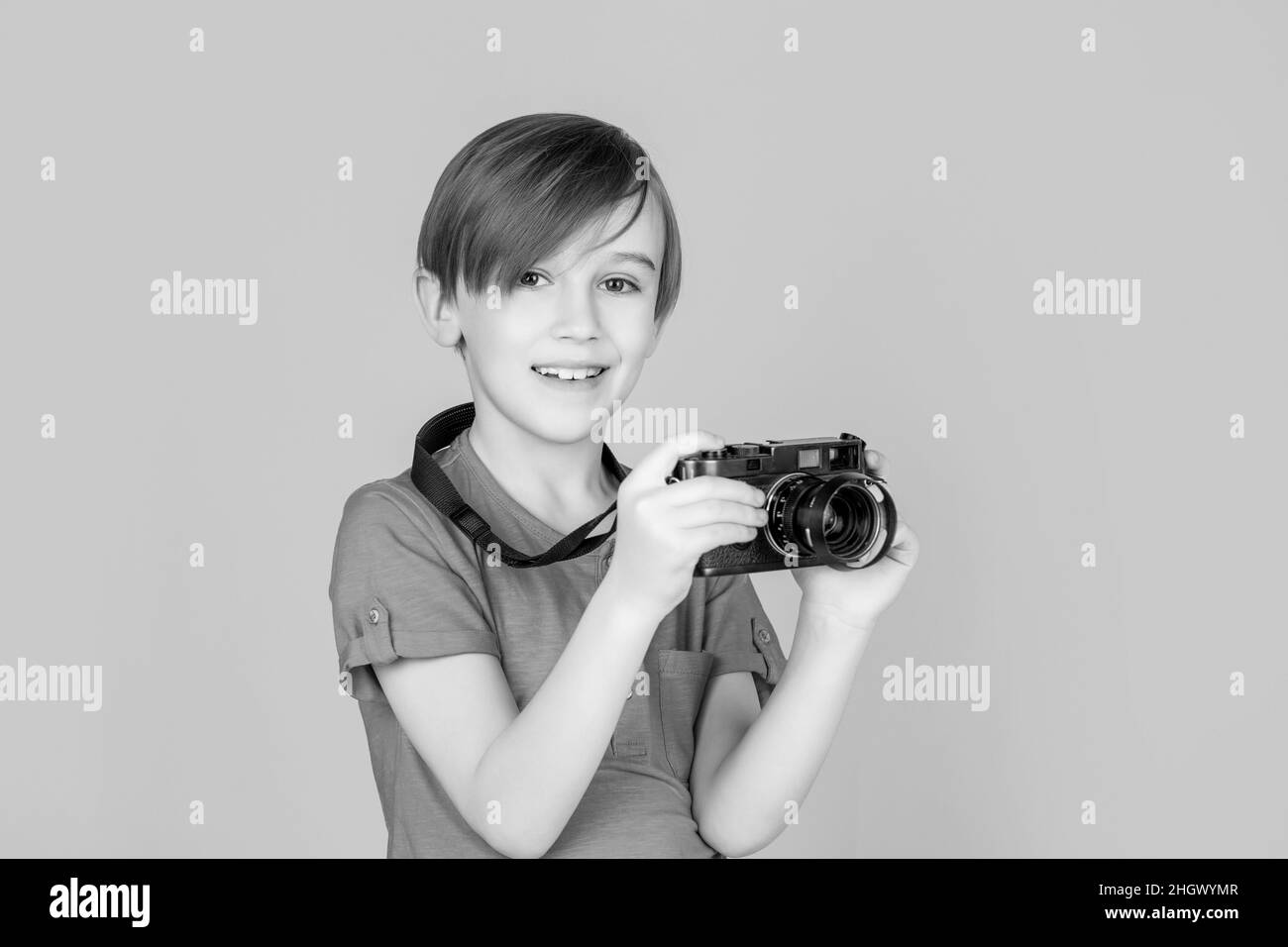 Bambino con macchina fotografica. Bambino sorridente allegro che