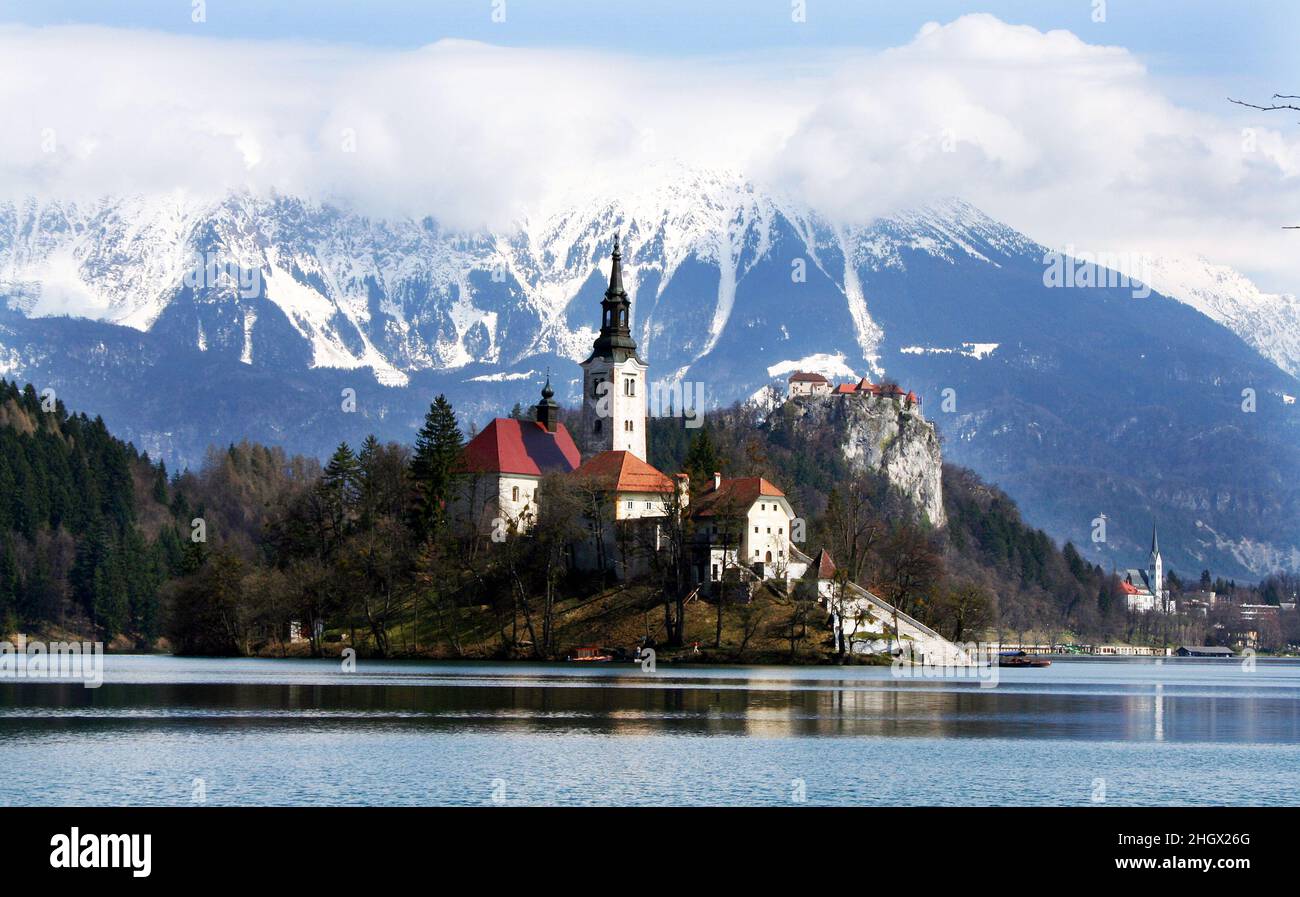 Lago di Bled con l'Assunzione di Maria Chiesa sull'isola in Slovenia. Lago nella regione alta Carniolana della Slovenia nordoccidentale. Foto Stock