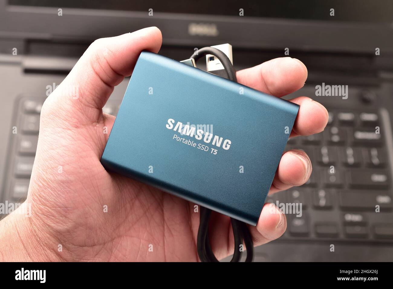 New Delhi, India, 22 Jaunary 2022:- Samsung Hard Disk in mano, dispositivo di memorizzazione dati da Samsung Foto Stock