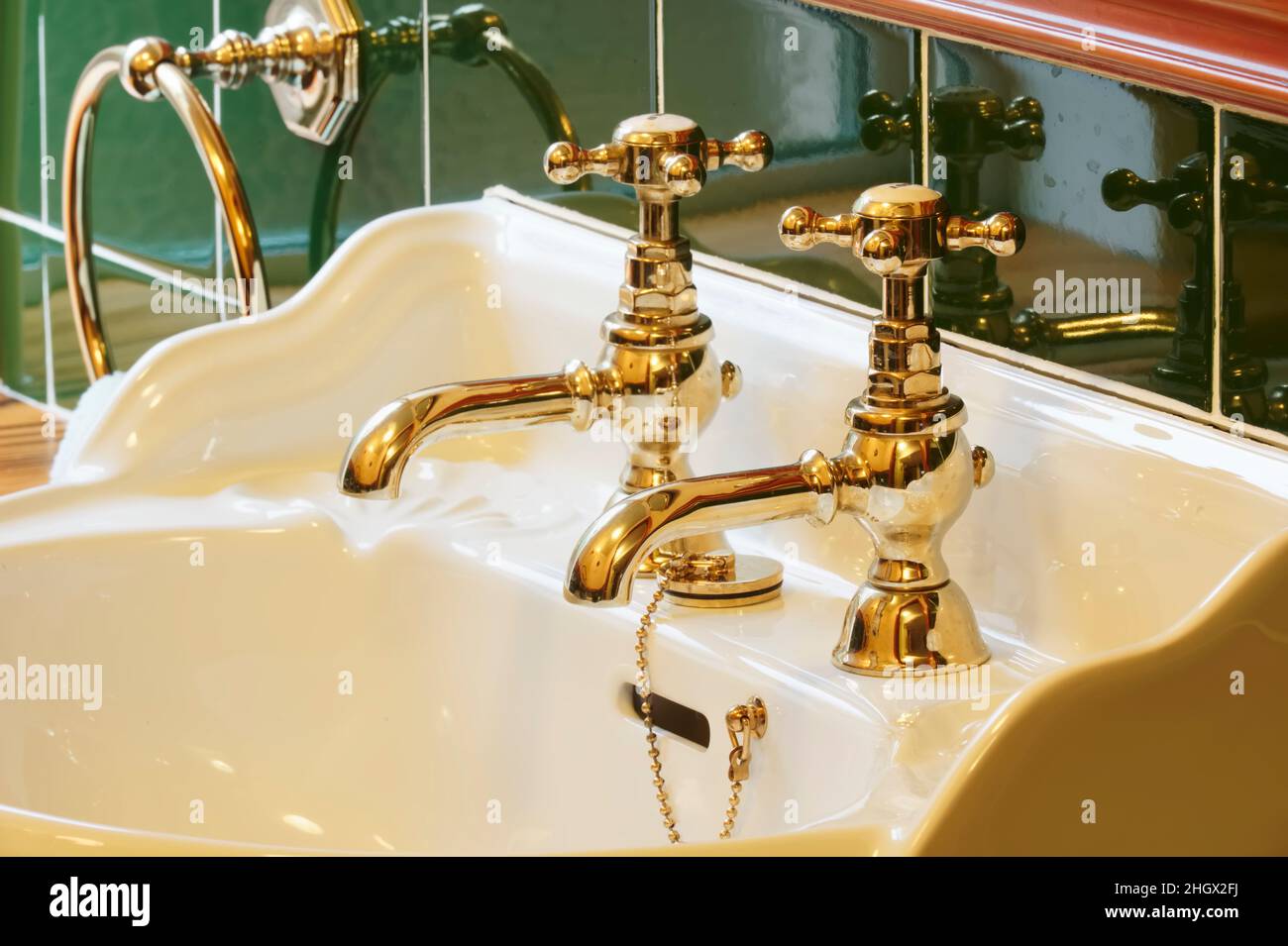 Nuovo hotel di lusso vintage in ottone placcato oro pilastro rubinetti in  bagno in vasca di lavaggio Foto stock - Alamy