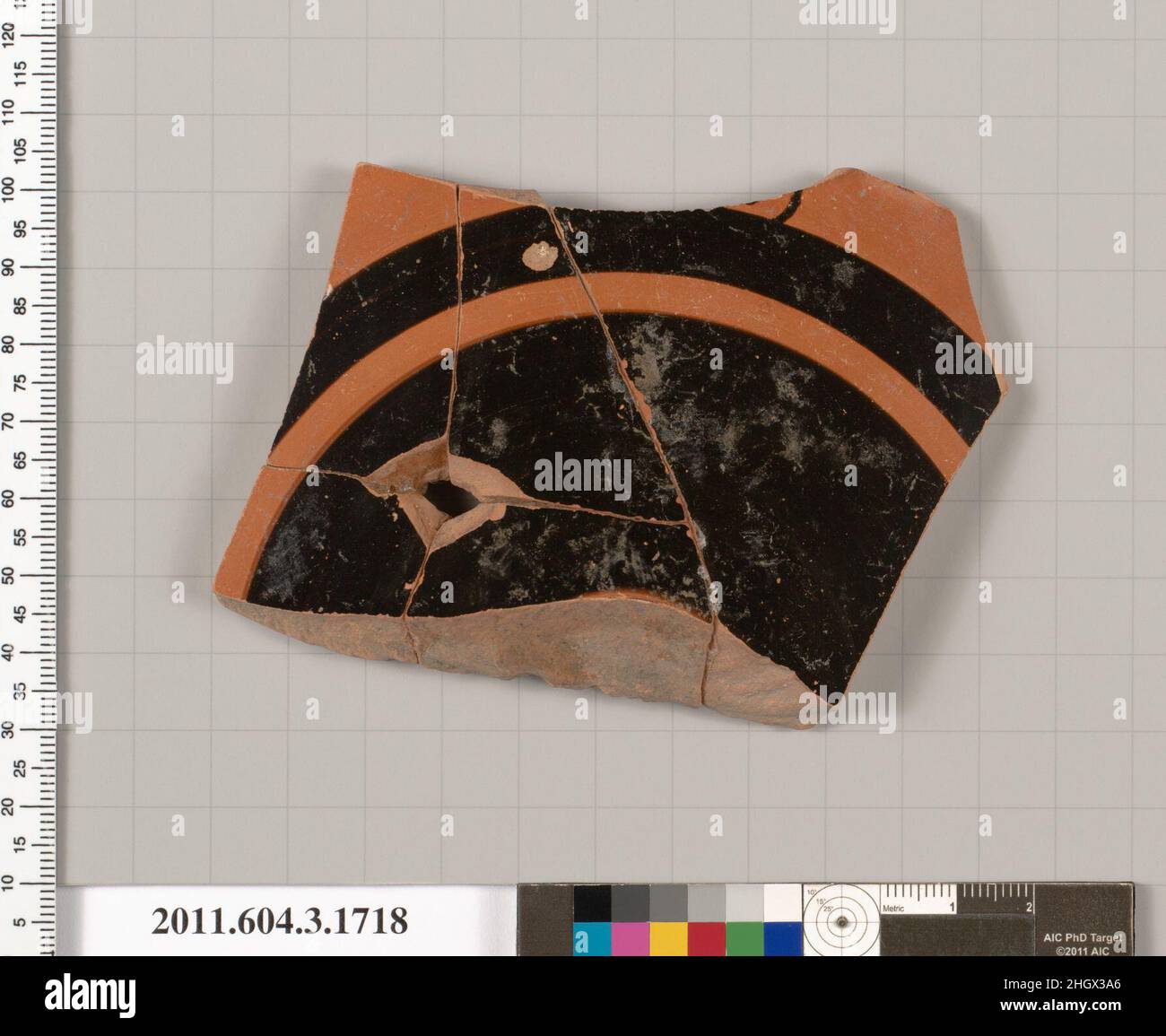 Frammento di terracotta di una kylix: Labbro Cup (tazza da bere) terzo quarto del 6th secolo a.C. Greco, Attico interno, tondo riservato con un piccolo cerchio smaltato nero al centro; esterno, un po' di tendine; sotto, una banda di riserva che interseca lo smalto nero. Frammento di terracotta di una kylix: Tazza con labbro (tazza da bere). Greco, Attico terzo trimestre del 6th secolo a.C. Terracotta; figura nera. Arcaico. Vasi Foto Stock