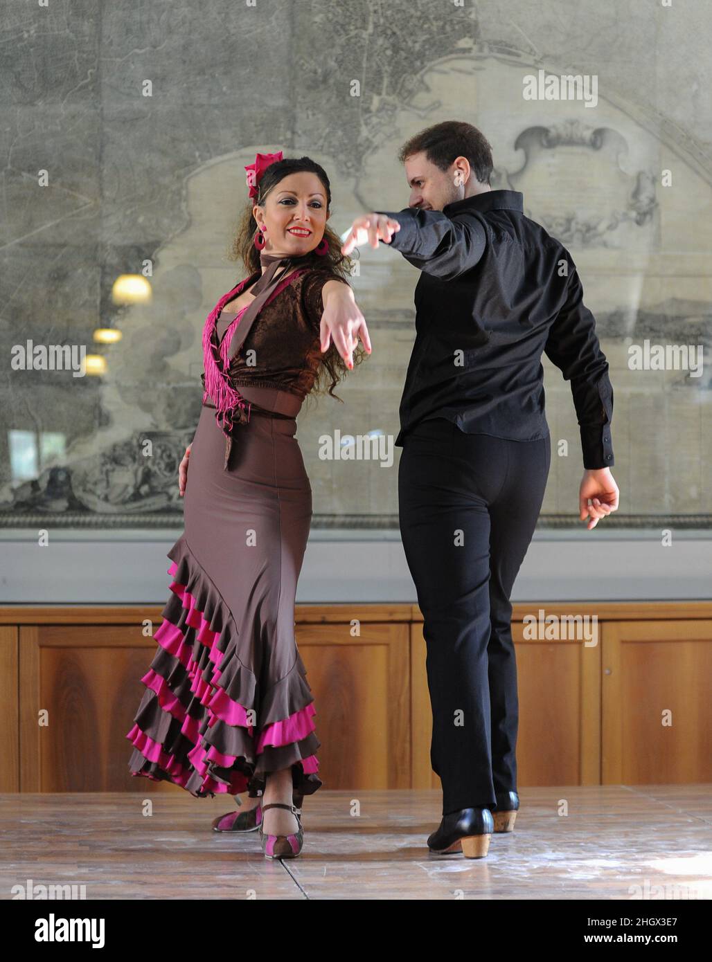 16 gennaio 2022, San Giorgio a Cr, Napoli, Italia: Manuela Iannelli, ballerino di flamenco, insegnante e coreografo formato con maestri internazionali tra Madrid e Siviglia, e Antonio Campaiola, ballerino, insegnante e coreografo accademico, che ha approfondito la sua formazione in Italia, Germania e Spagna nell'esecuzione dal vivo di musica classica, contemporanea e flamenco. (Credit Image: © Fontanarosa Bruno/Pacific Press via ZUMA Press Wire) Foto Stock