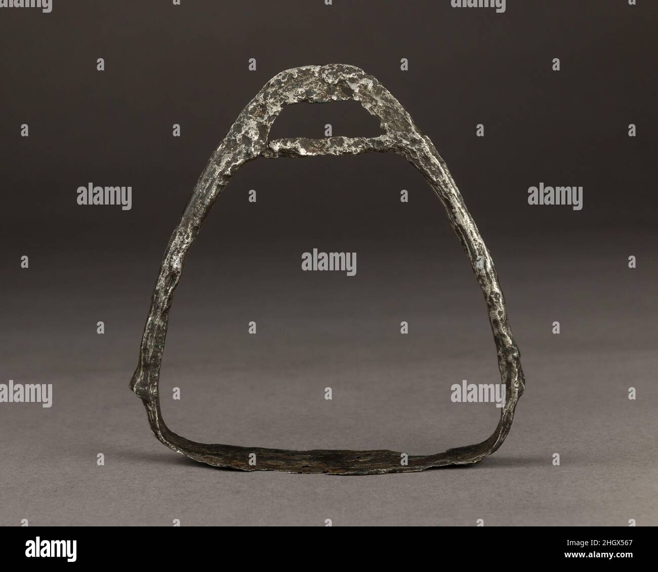 Stirrup 10th–11th secolo Slavico occidentale questa semplice staffa di tipo slavico si dice sia stata trovata sul sito di Dolkheim, oggi nel nord della Polonia. I cavalli avevano grande importanza nella società slavica, sia nel suo aspetto sociale che religioso. Le attrezzature equestri, come staffe, spuri e punte, si trovano regolarmente nelle loro sepolture, anche dopo la loro cristianizzazione, tra le merci che i guerrieri volevano portare con loro all'aldilà. L’élite a volte sarebbe anche accompagnata da cavalli sacrificati, una pratica significativa in quel momento, considerando l’alto valore economico dei cavalli. Staffa. Ovest Foto Stock
