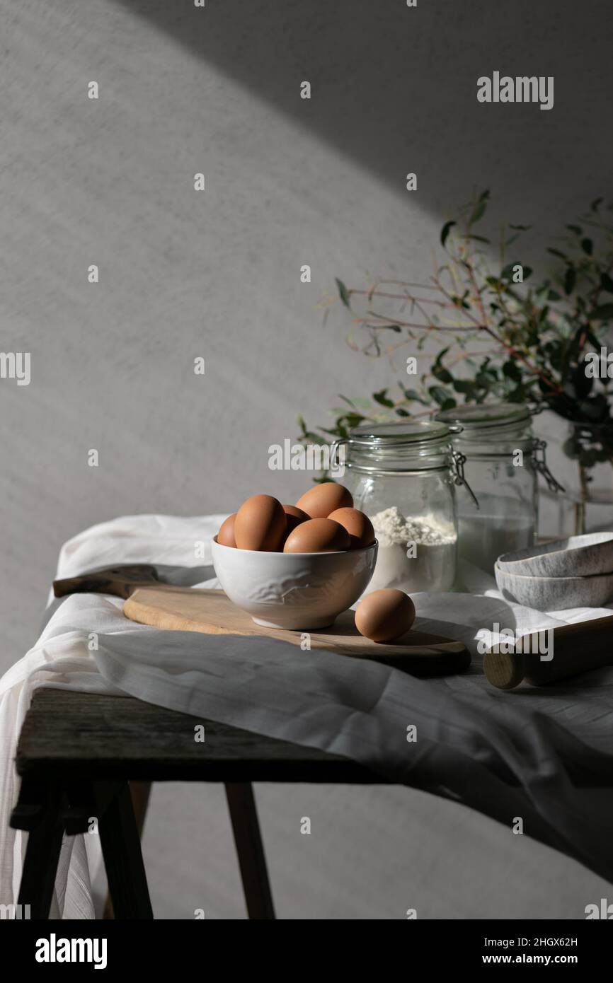 Ingredienti da forno per cucinare in casa o per cuocere al tavolo. Il cibo è allestito su un tavolo di legno. Spazio di copia Foto Stock