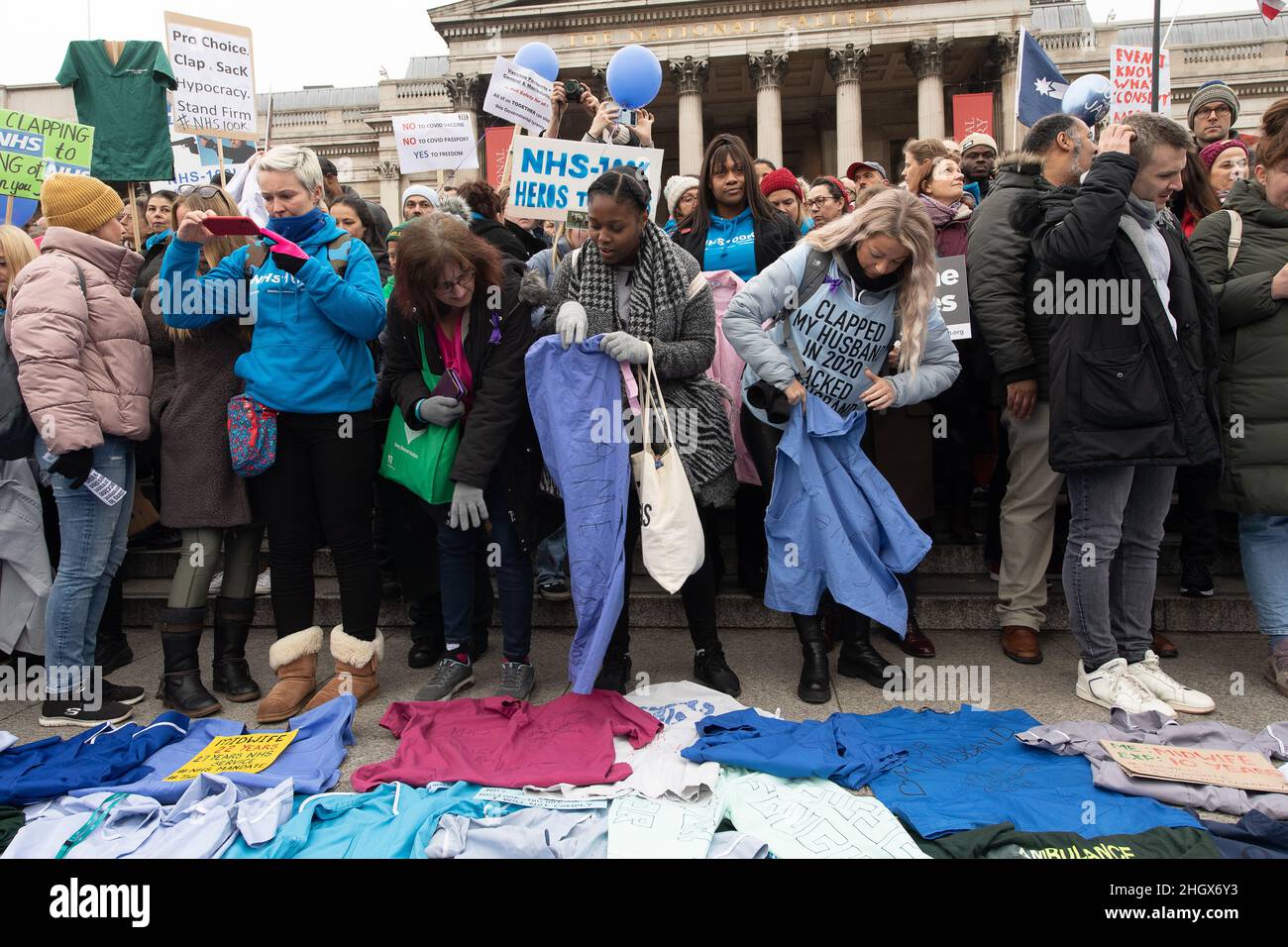 22 gennaio 2022. Londra, Regno Unito. I dimostranti che sostengono il gruppo di NHS100k lavoratori partecipano al World Wide Rally for Freedom chiedendo di porre fine alle norme di blocco di Covid 19 e Omicron. Il gruppo di NHS100k lavoratori è stato formato per indicare la perdita di posti di lavoro rispetto alle vaccinazioni obbligatorie di Covid. Foto di Ray Tang Foto Stock