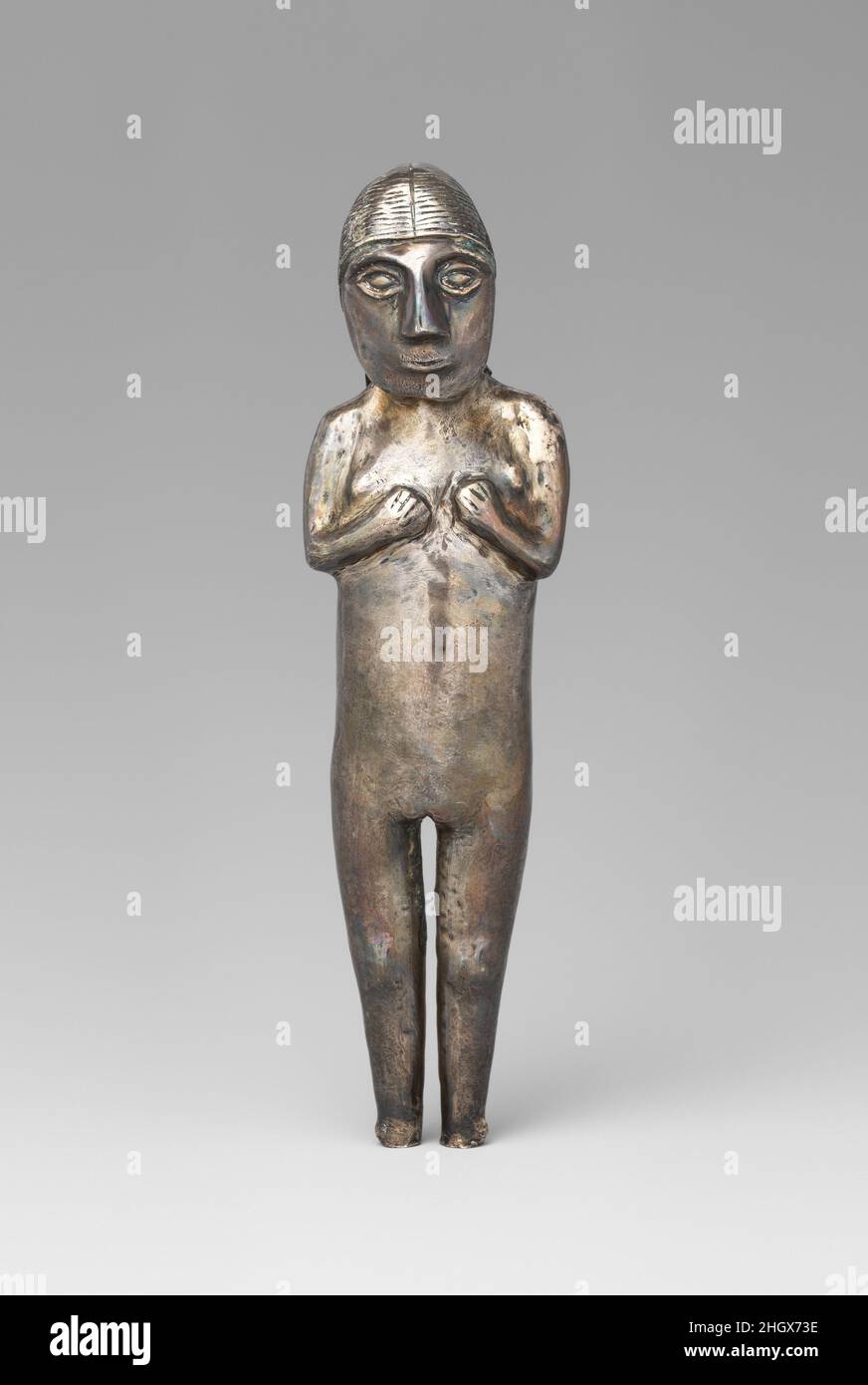 Femmina Figurine 1400–1533 Inca questa figurina è cava e originariamente era composta da cinque pezzi di lamiera d'argento relativamente pura Uniti da mezzi metallurgici. Simile ad altre figurine femminili Inca in termini di aspetto e design, raffigura una donna in piedi con capelli tirati indietro e braccia tirate al petto. La figurina è stata probabilmente depositata come un'offerta Inca, e può essere stata vestita in tessuti fissati con tupus (pin), sia come parte della pratica rituale del capac hucha, o come un'altra forma di dedizione Inca di/a huacas, esseri sacri che includevano punti nella lan naturale Foto Stock
