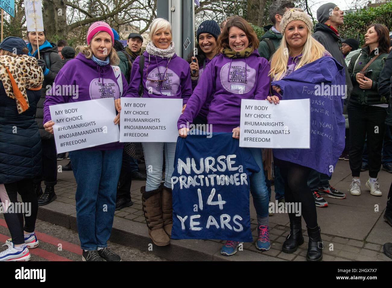 22 gennaio 2022. Londra, Regno Unito. I dimostranti che sostengono il gruppo di NHS100k lavoratori partecipano al World Wide Rally for Freedom chiedendo di porre fine alle norme di blocco di Covid 19 e Omicron. Il gruppo di NHS100k lavoratori è stato formato per indicare la perdita di posti di lavoro rispetto alle vaccinazioni obbligatorie di Covid. Foto di Ray Tang Foto Stock