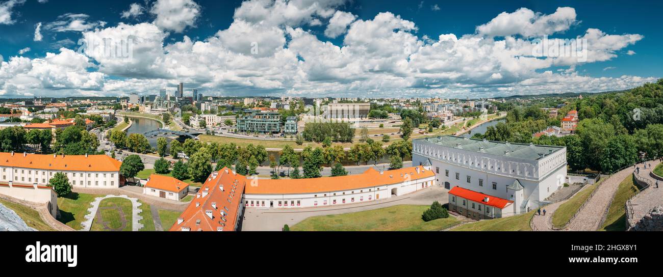 Vilnius, Lituania. Panorama città moderna e parte della città vecchia. Nuovo Arsenale, Fondazione della Chiesa di Sant'Ann e Santa Barbara, Antico Arsenale e. Foto Stock